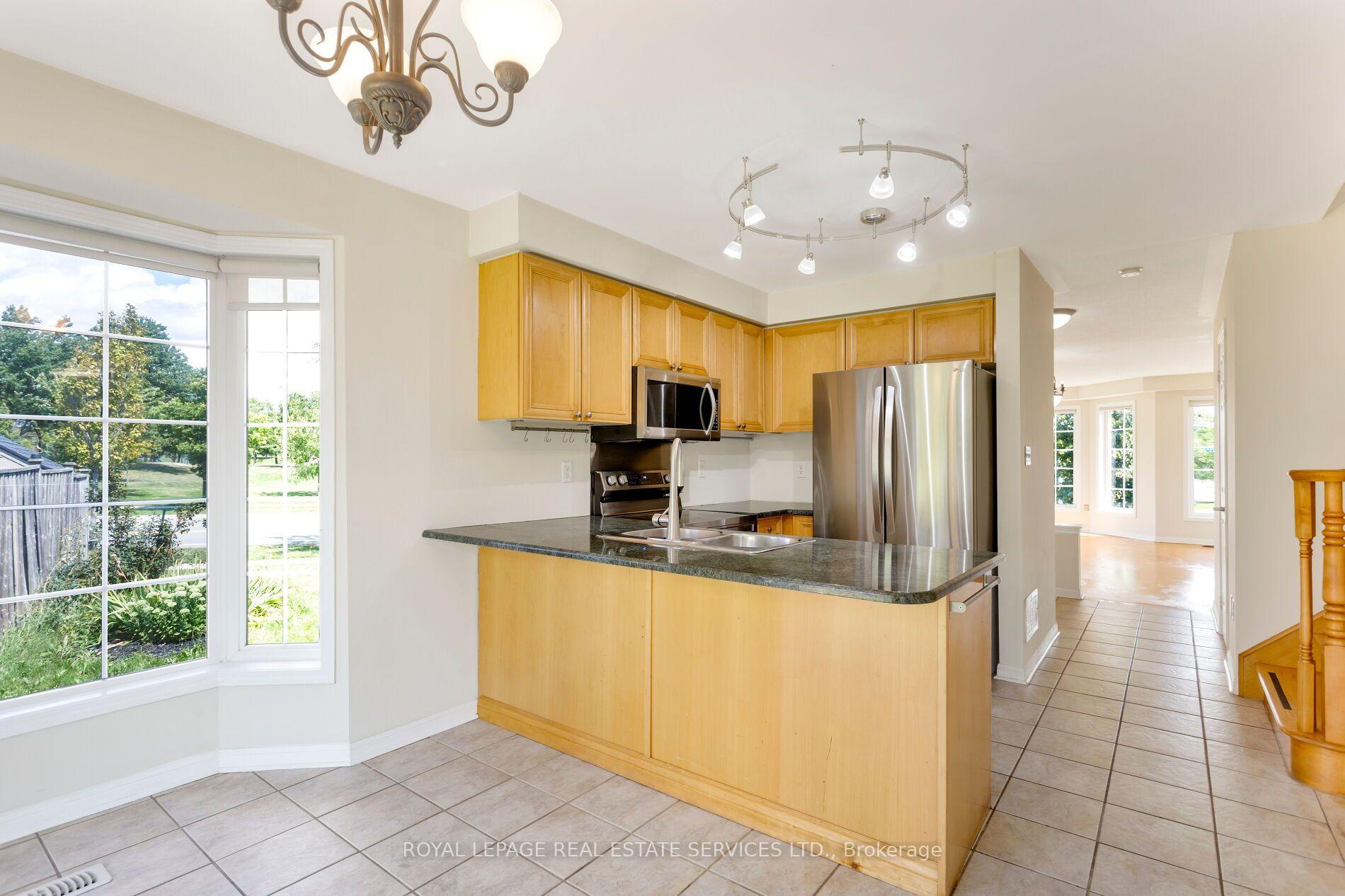 Photo 7 of 2204 Grand Oak Trail, Oakville, Westmount — HOMEH