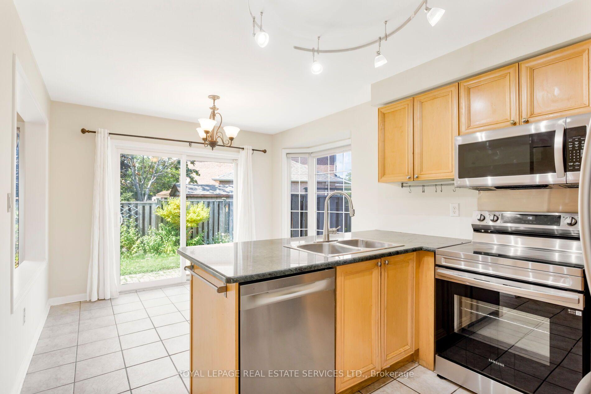 Photo 8 of 2204 Grand Oak Trail, Oakville, Westmount — HOMEH