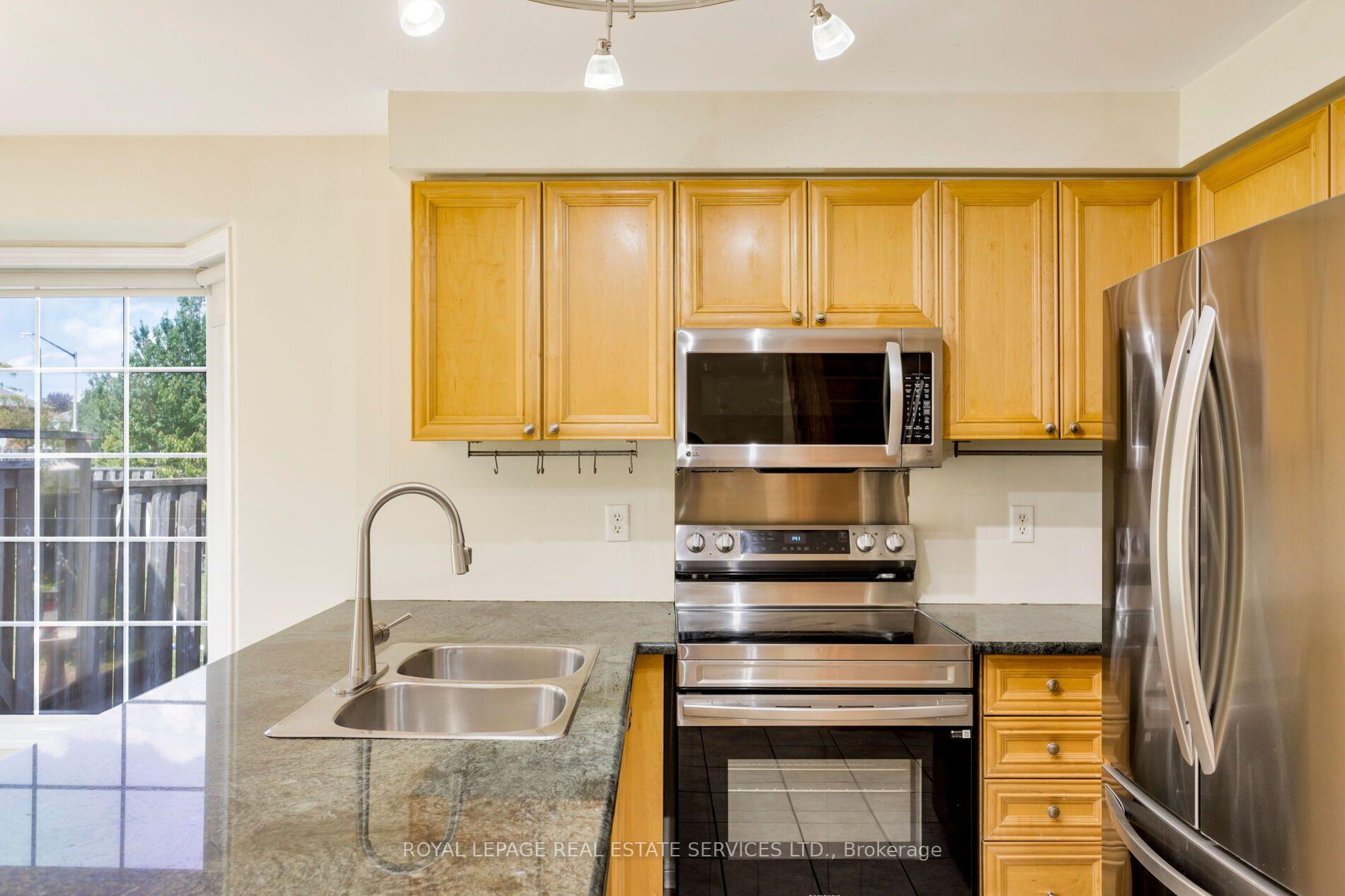 Photo 9 of 2204 Grand Oak Trail, Oakville, Westmount — HOMEH