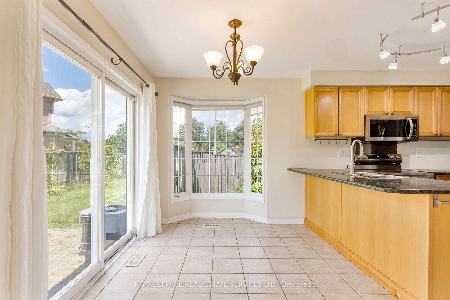 Photo 10 of 2204 Grand Oak Trail, Oakville, Westmount — HOMEH