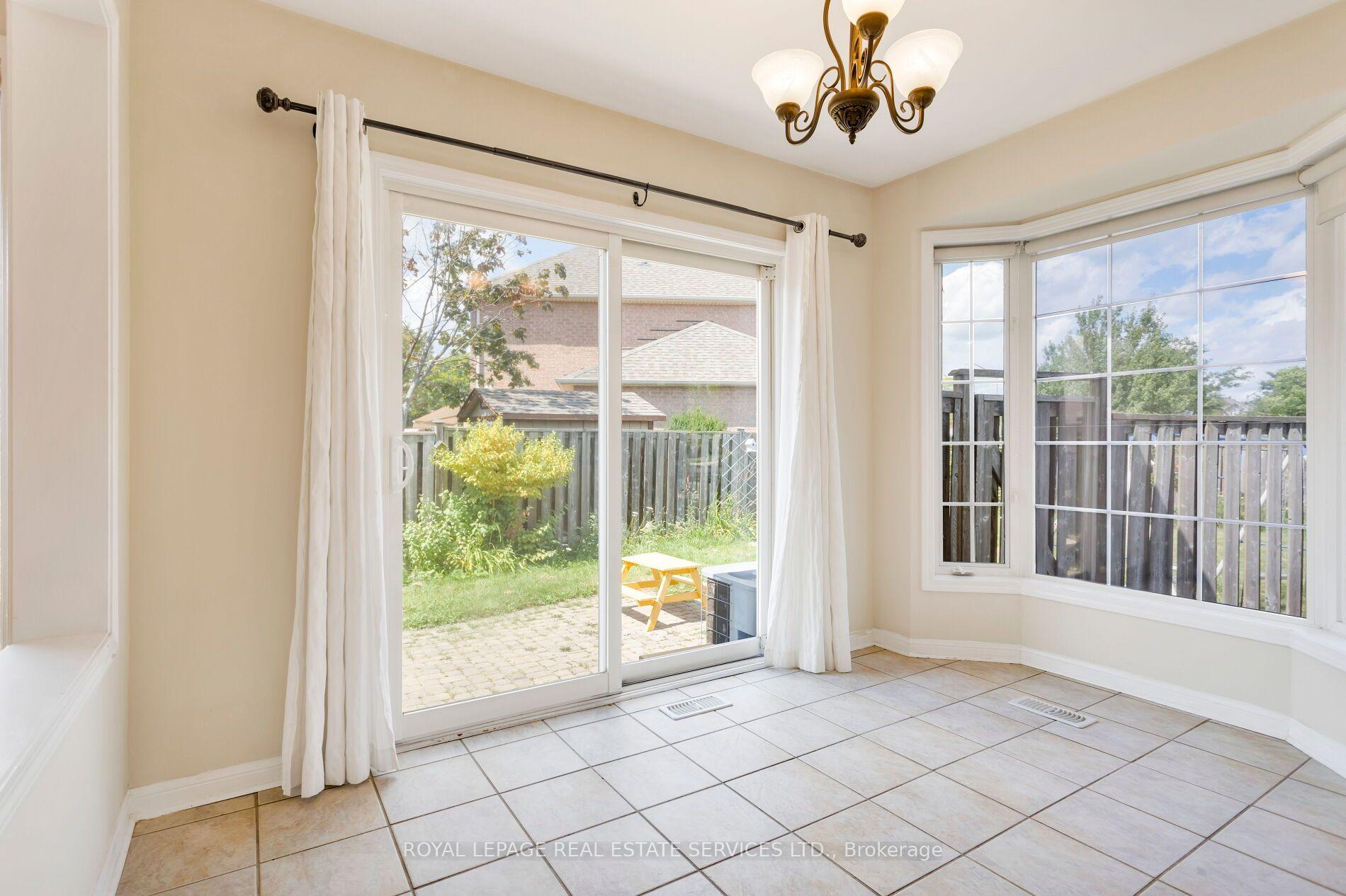 Photo 12 of 2204 Grand Oak Trail, Oakville, Westmount — HOMEH
