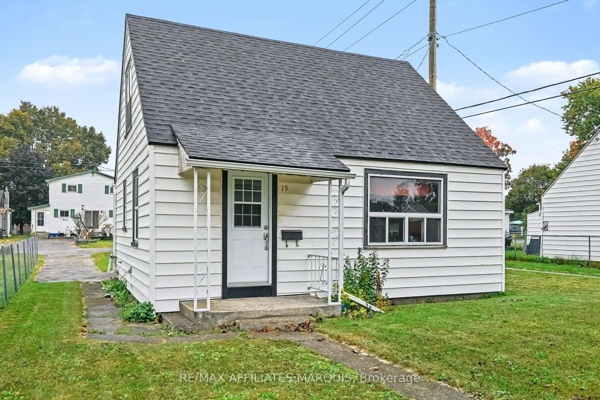 Photo 3 of 19 Churchill Crescent, Smiths Falls, Smiths Falls — HOMEH