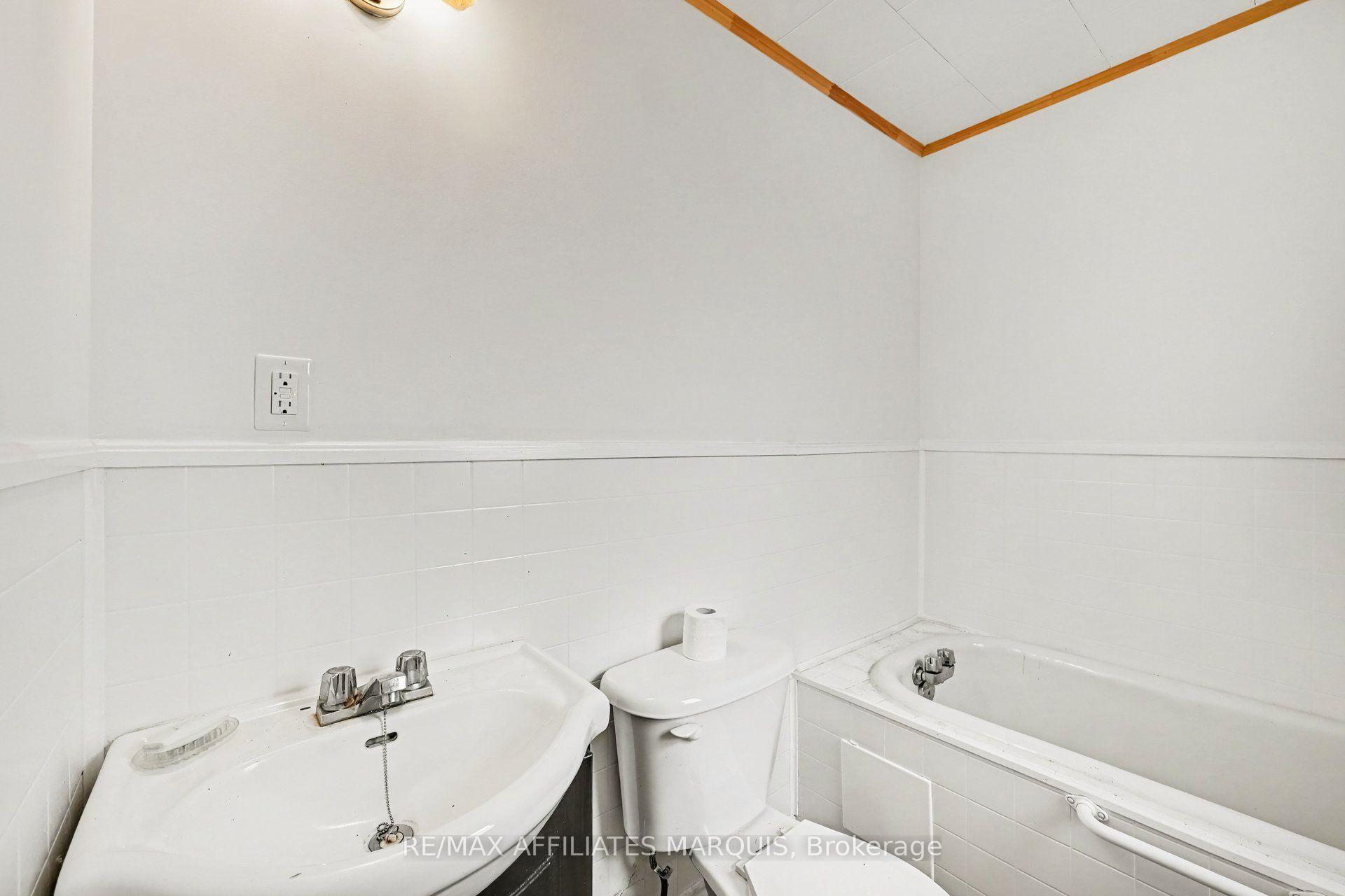Photo 16 of 19 Churchill Crescent, Smiths Falls, Smiths Falls — HOMEH