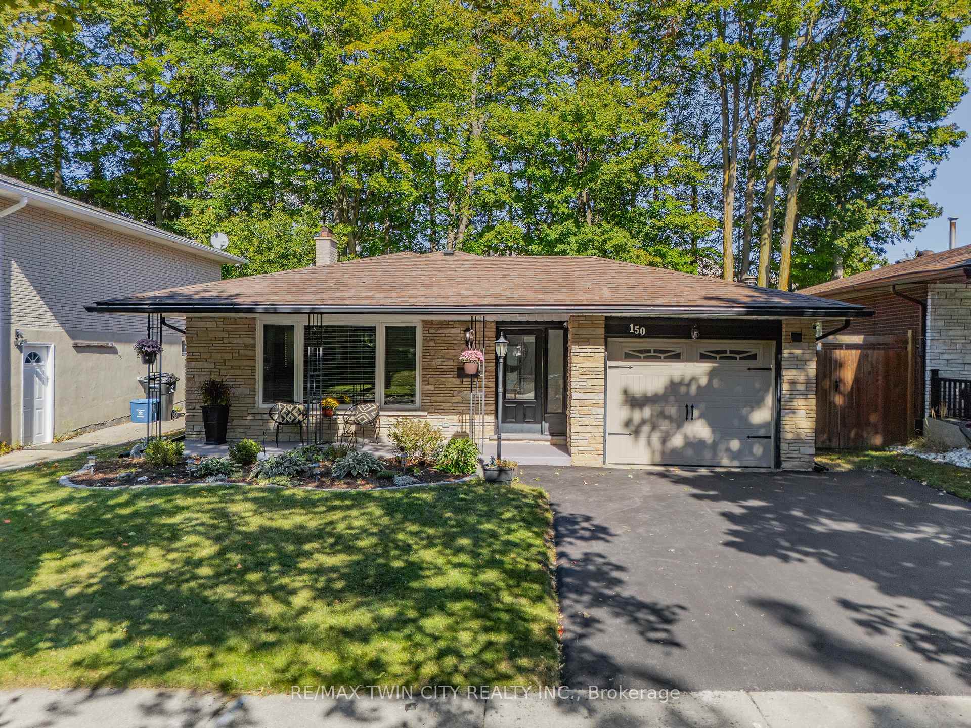 Photo 2 of 150 Coach Hill Drive, Kitchener, Country Hills East — HOMEH