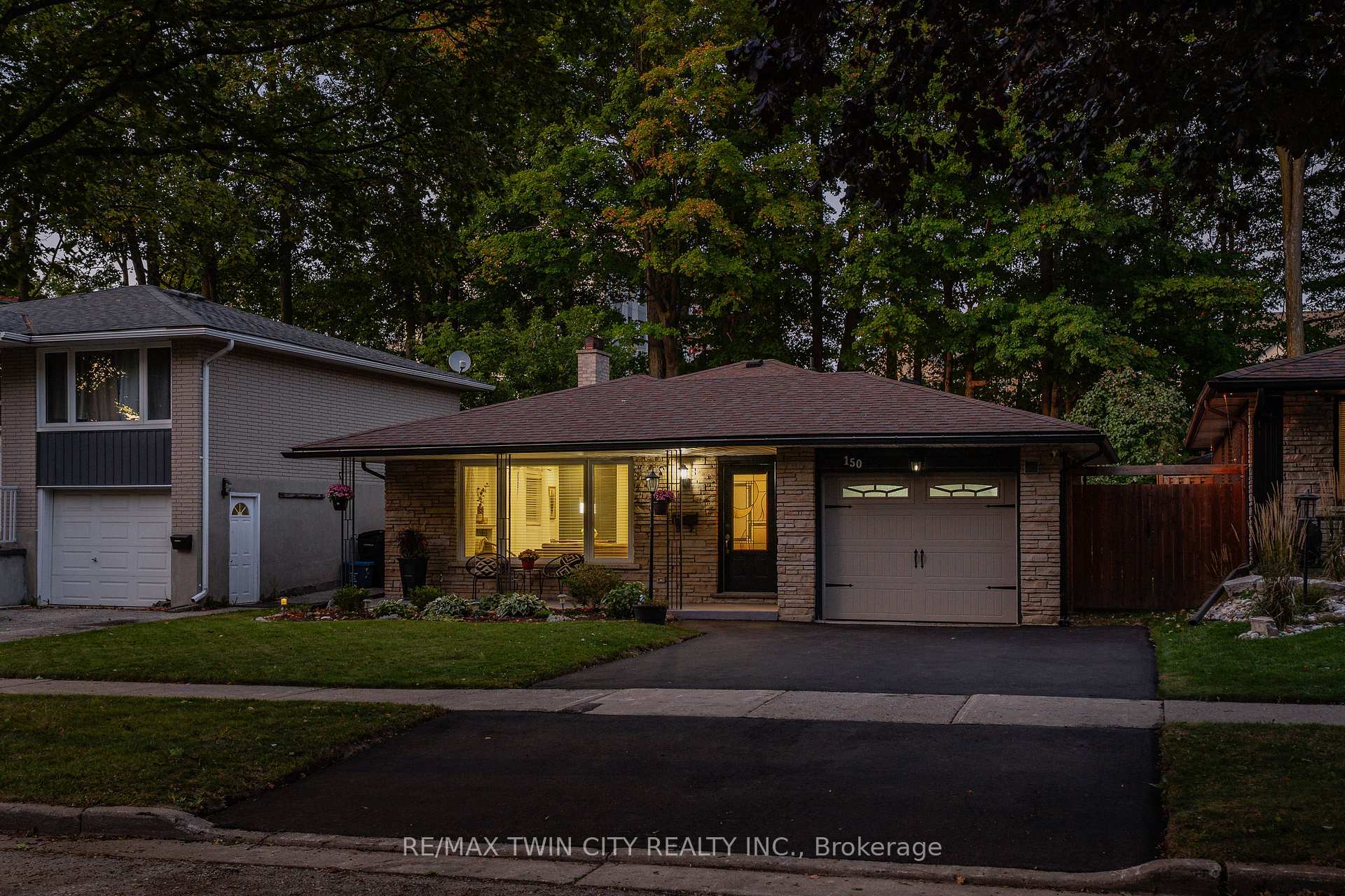 Photo 5 of 150 Coach Hill Drive, Kitchener, Country Hills East — HOMEH