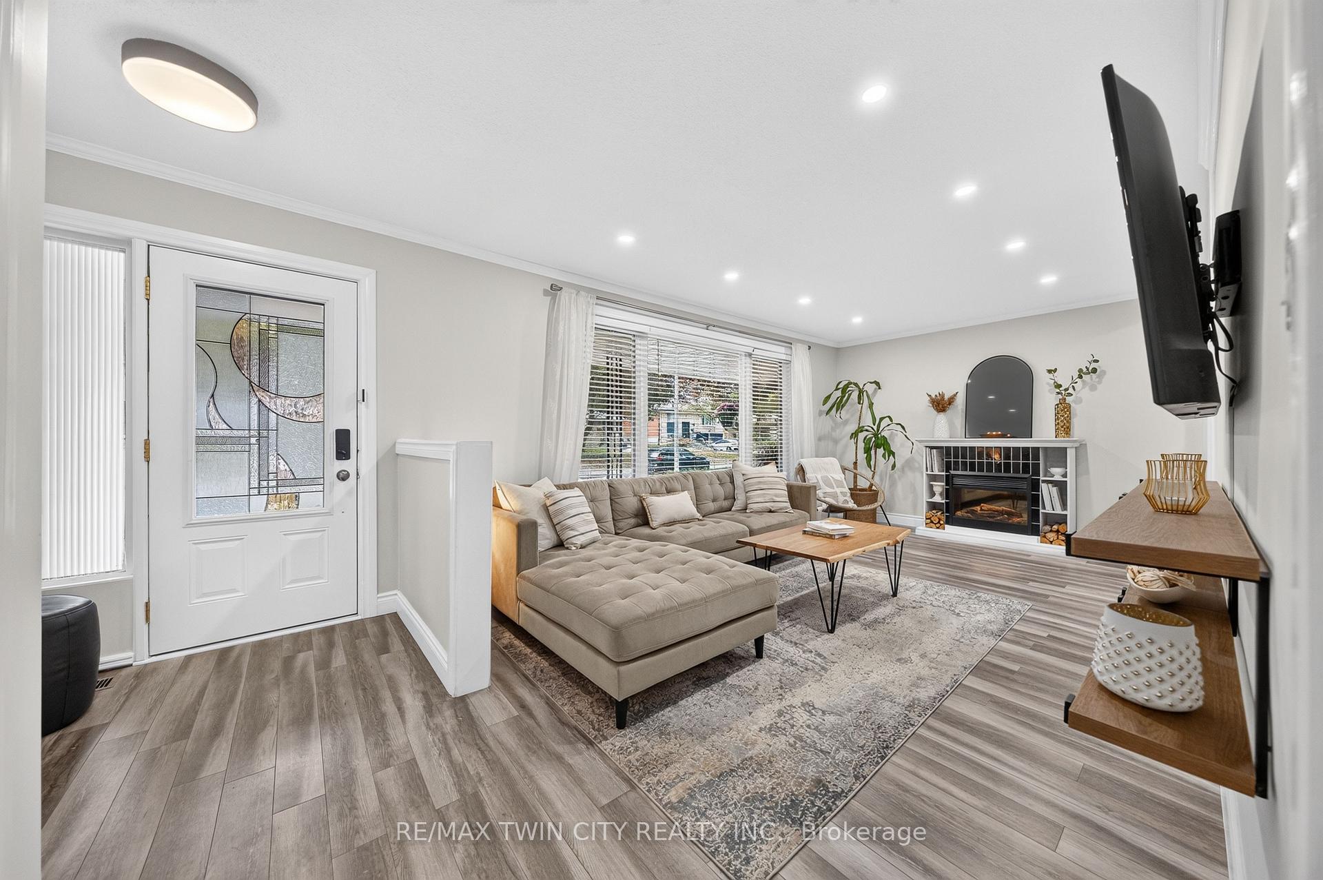 Photo 7 of 150 Coach Hill Drive, Kitchener, Country Hills East — HOMEH