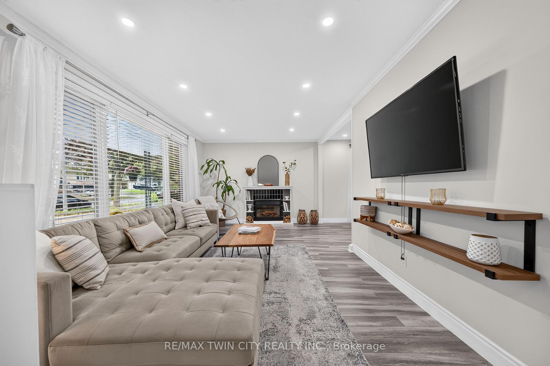 Photo 8 of 150 Coach Hill Drive, Kitchener, Country Hills East — HOMEH