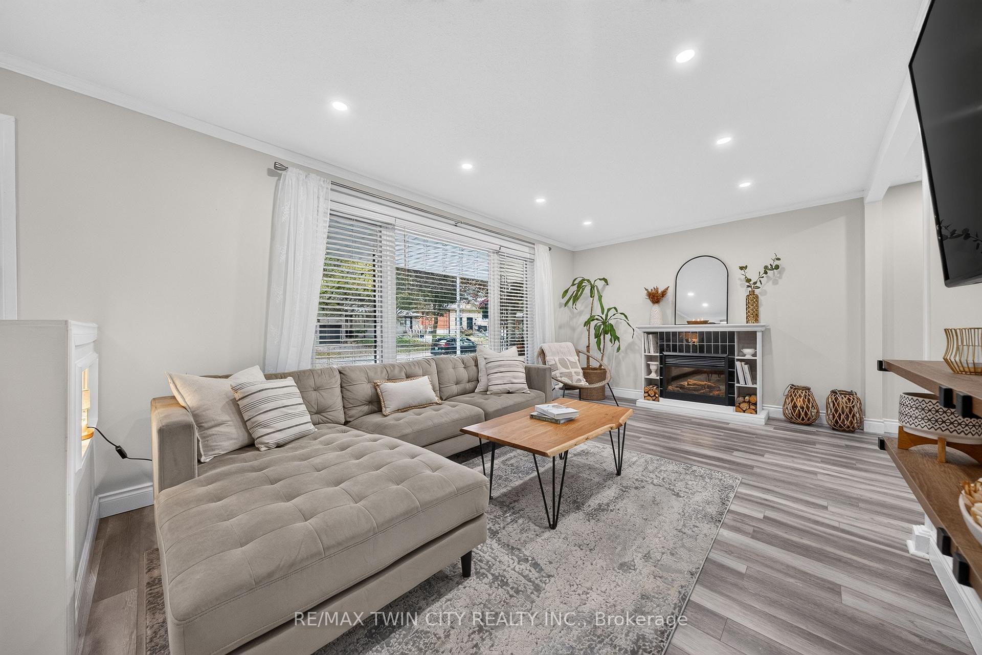 Photo 9 of 150 Coach Hill Drive, Kitchener, Country Hills East — HOMEH