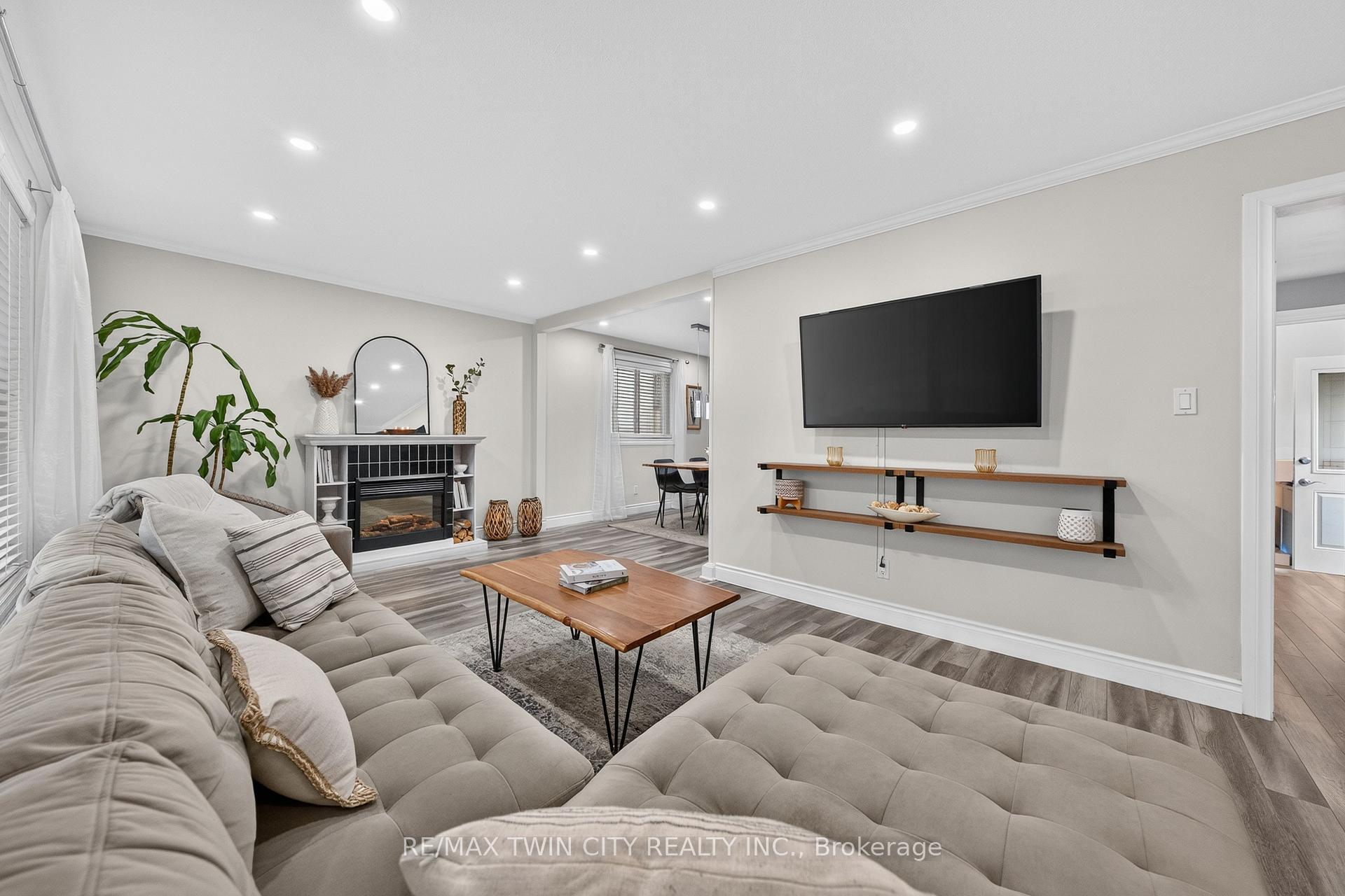 Photo 10 of 150 Coach Hill Drive, Kitchener, Country Hills East — HOMEH