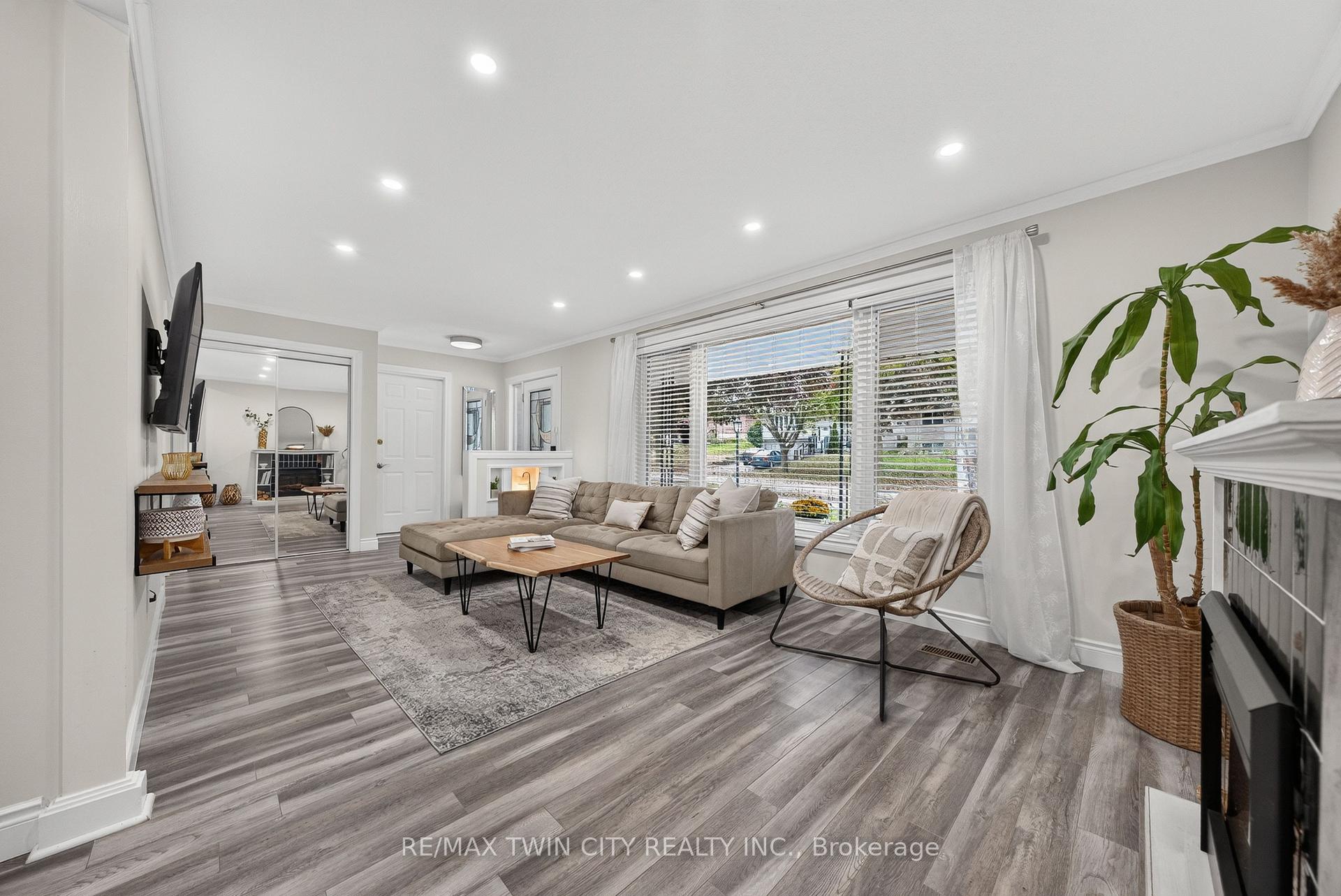 Photo 11 of 150 Coach Hill Drive, Kitchener, Country Hills East — HOMEH