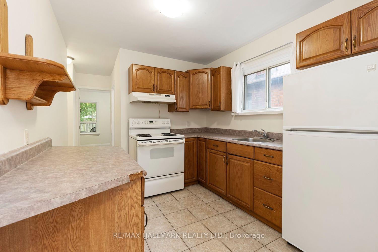 Photo 4 of 31 Thora Avenue, Scarborough, Oakridge — HOMEH