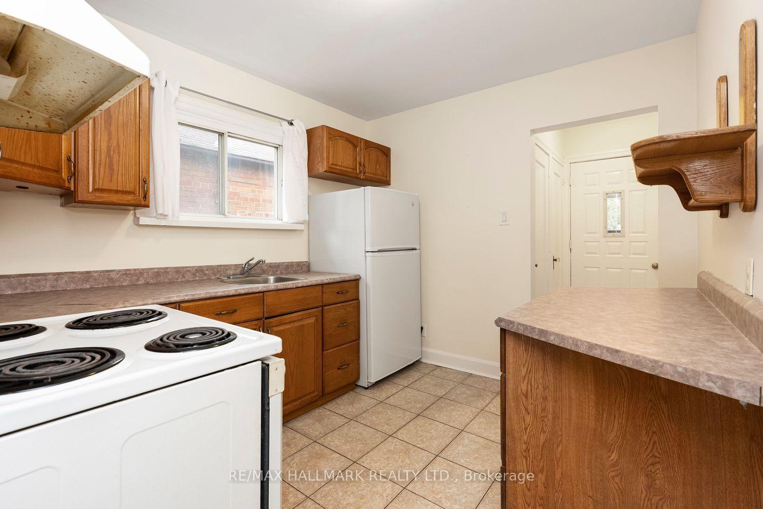 Photo 5 of 31 Thora Avenue, Scarborough, Oakridge — HOMEH