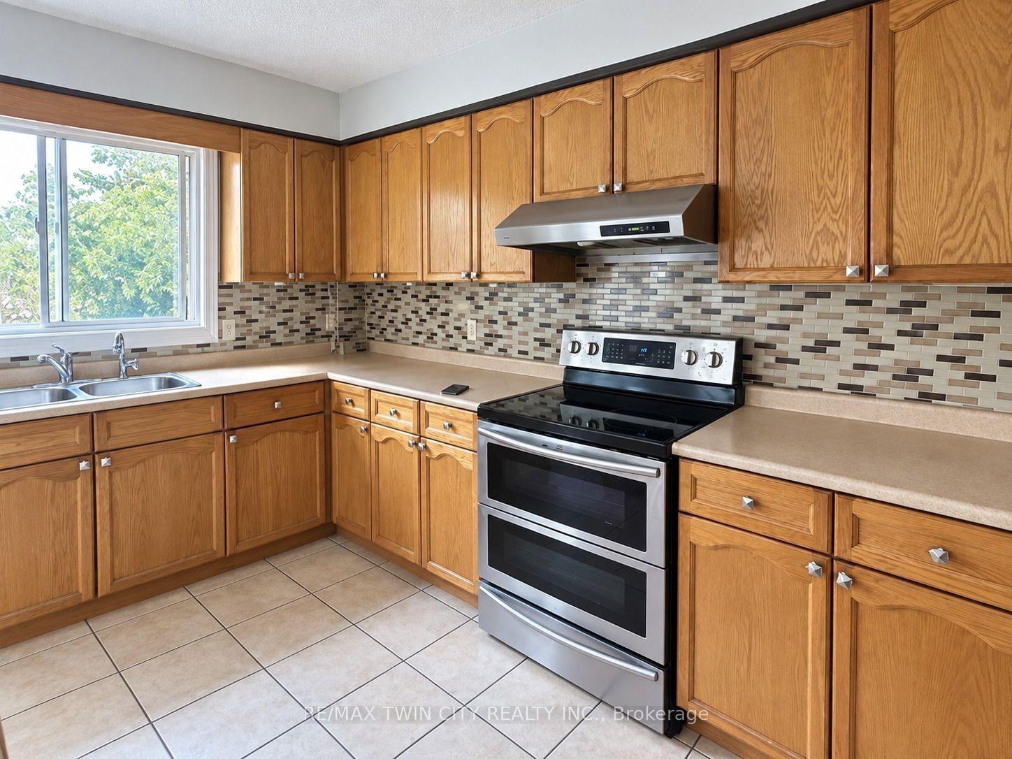Photo 13 of 920 Marl Meadow Court, Kitchener, Brigadoon — HOMEH