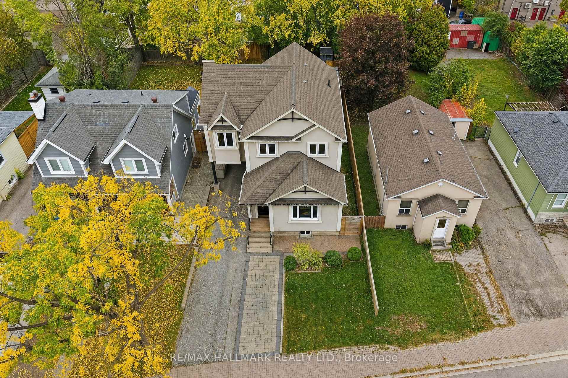 Photo 4 of 35 Rainbow Drive, Vaughan, West Woodbridge — HOMEH