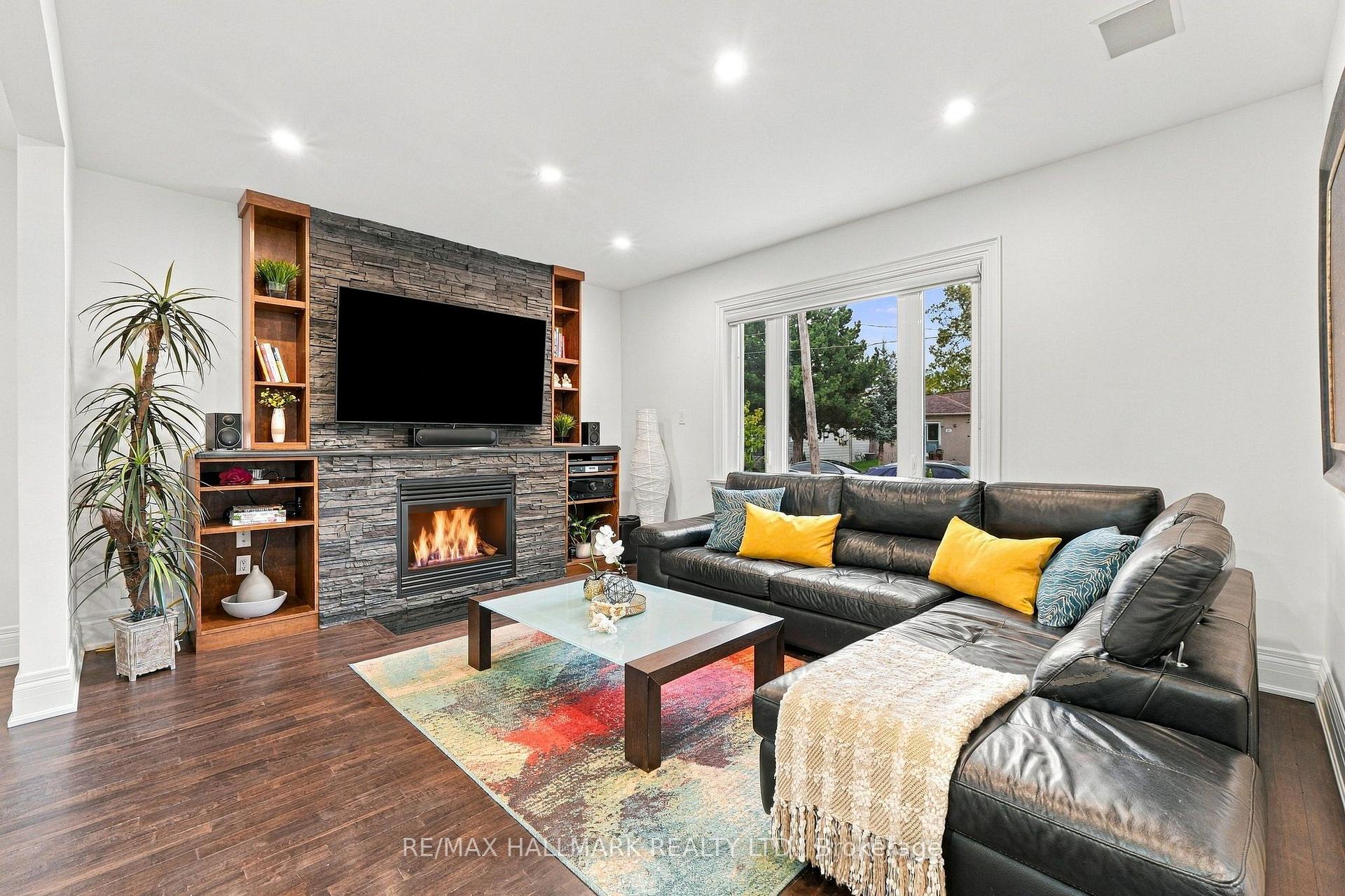 Photo 5 of 35 Rainbow Drive, Vaughan, West Woodbridge — HOMEH