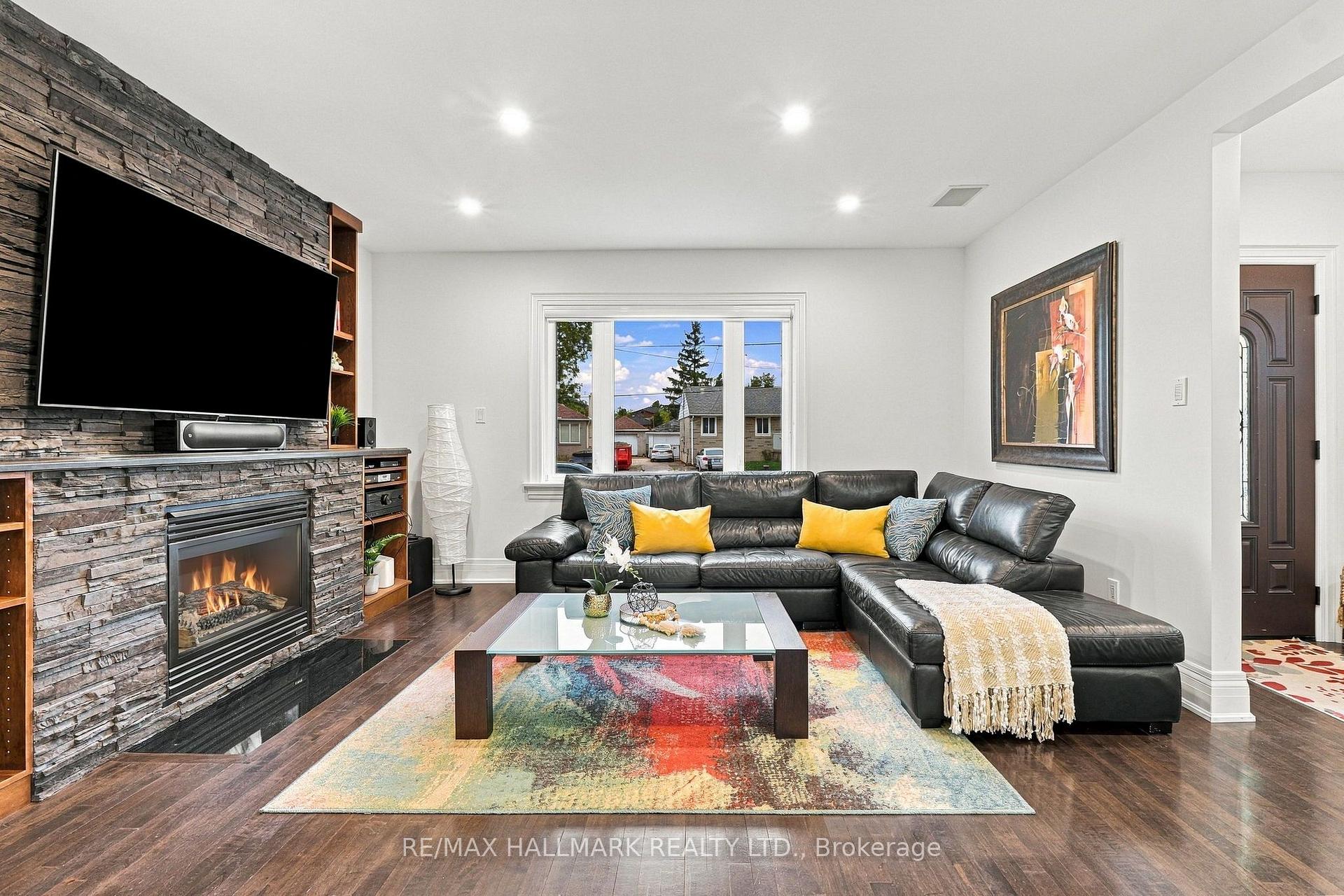 Photo 6 of 35 Rainbow Drive, Vaughan, West Woodbridge — HOMEH