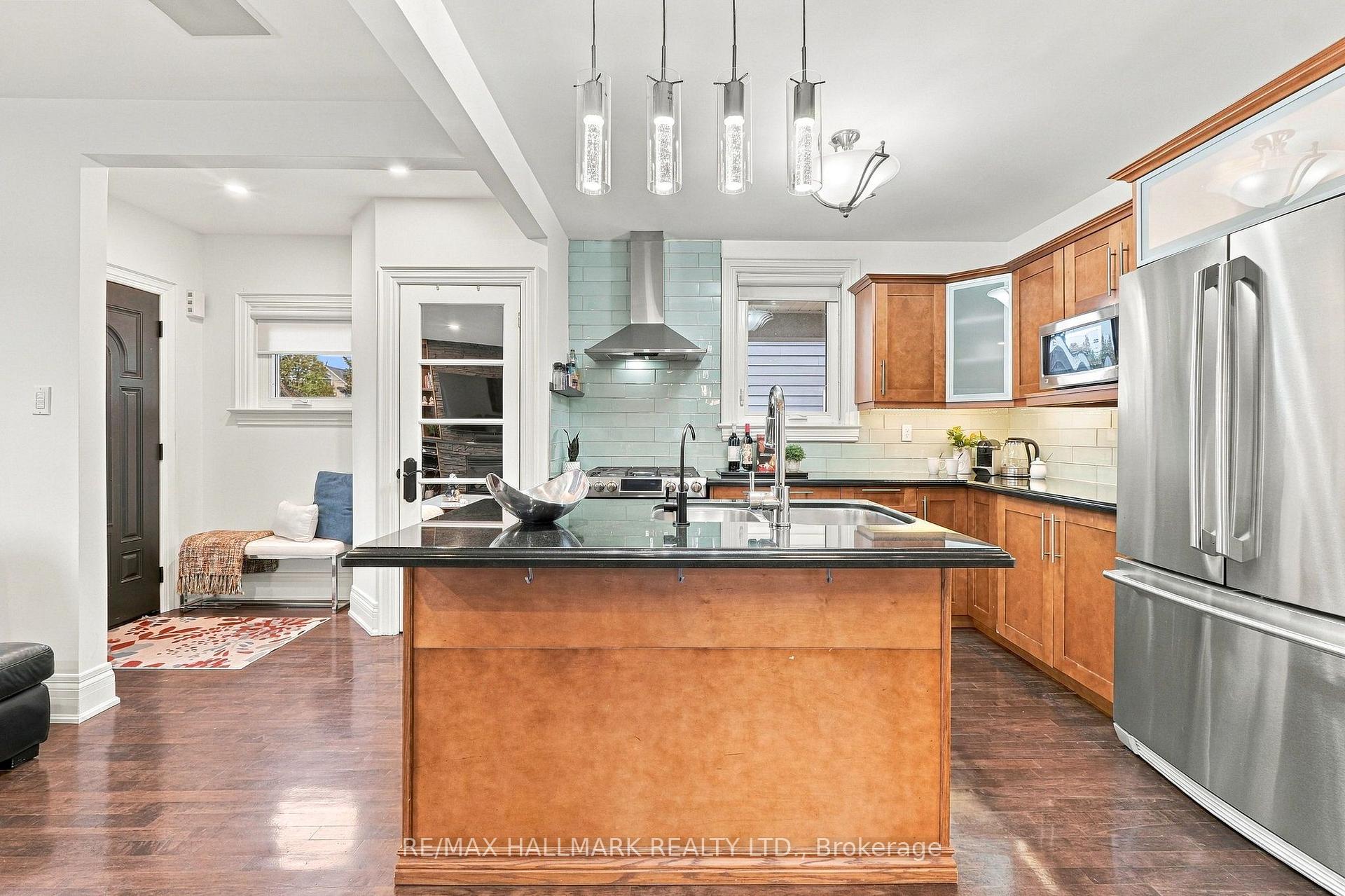 Photo 9 of 35 Rainbow Drive, Vaughan, West Woodbridge — HOMEH