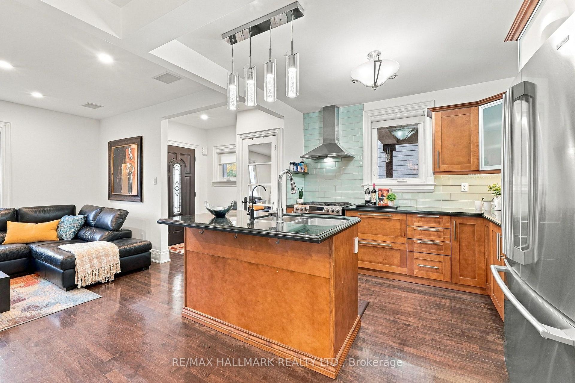 Photo 10 of 35 Rainbow Drive, Vaughan, West Woodbridge — HOMEH