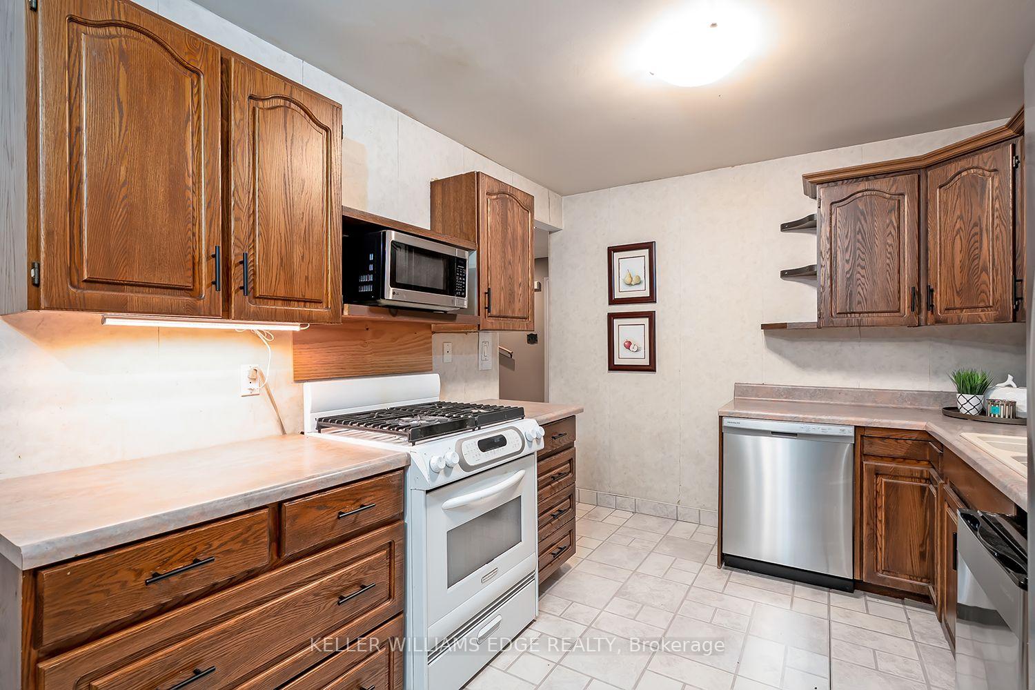 Photo 12 of Unit 2, 473 Woodview Road, Burlington, Roseland — HOMEH
