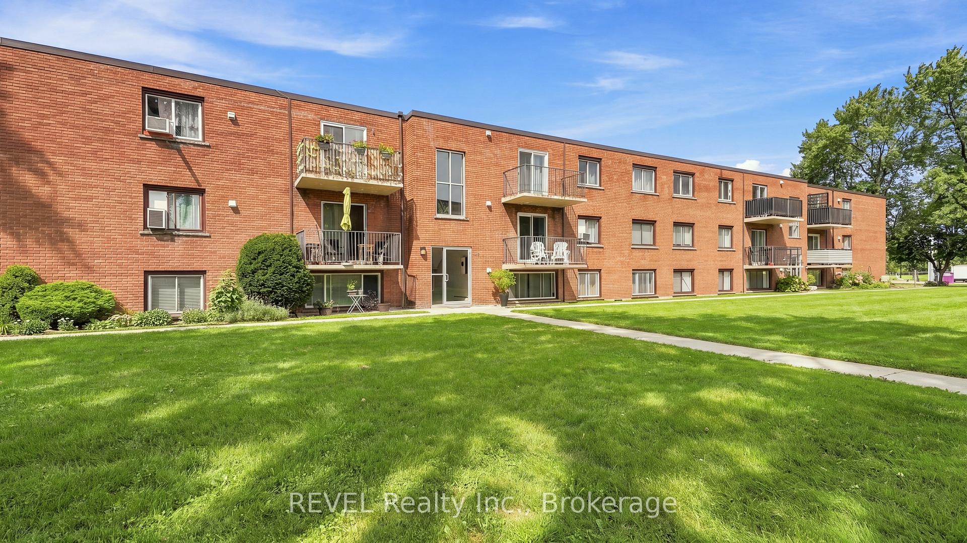 Photo 2 of Unit 3, 450 Carlton Street, St. Catharines, Facer — HOMEH
