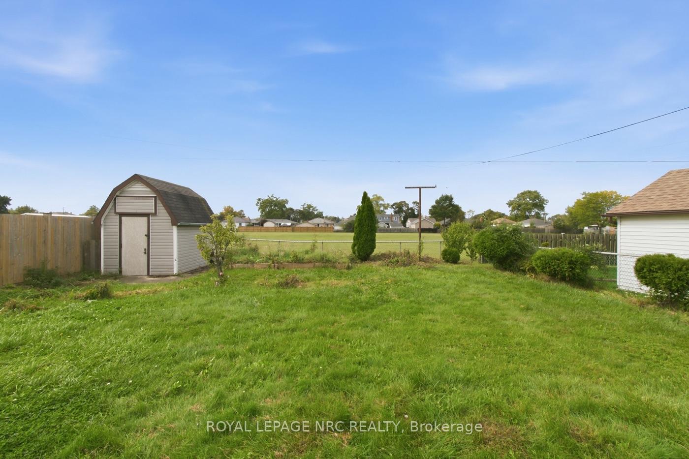 Photo 3 of 65 Golden Boulevard W, Welland, Lincoln/Crowland — HOMEH