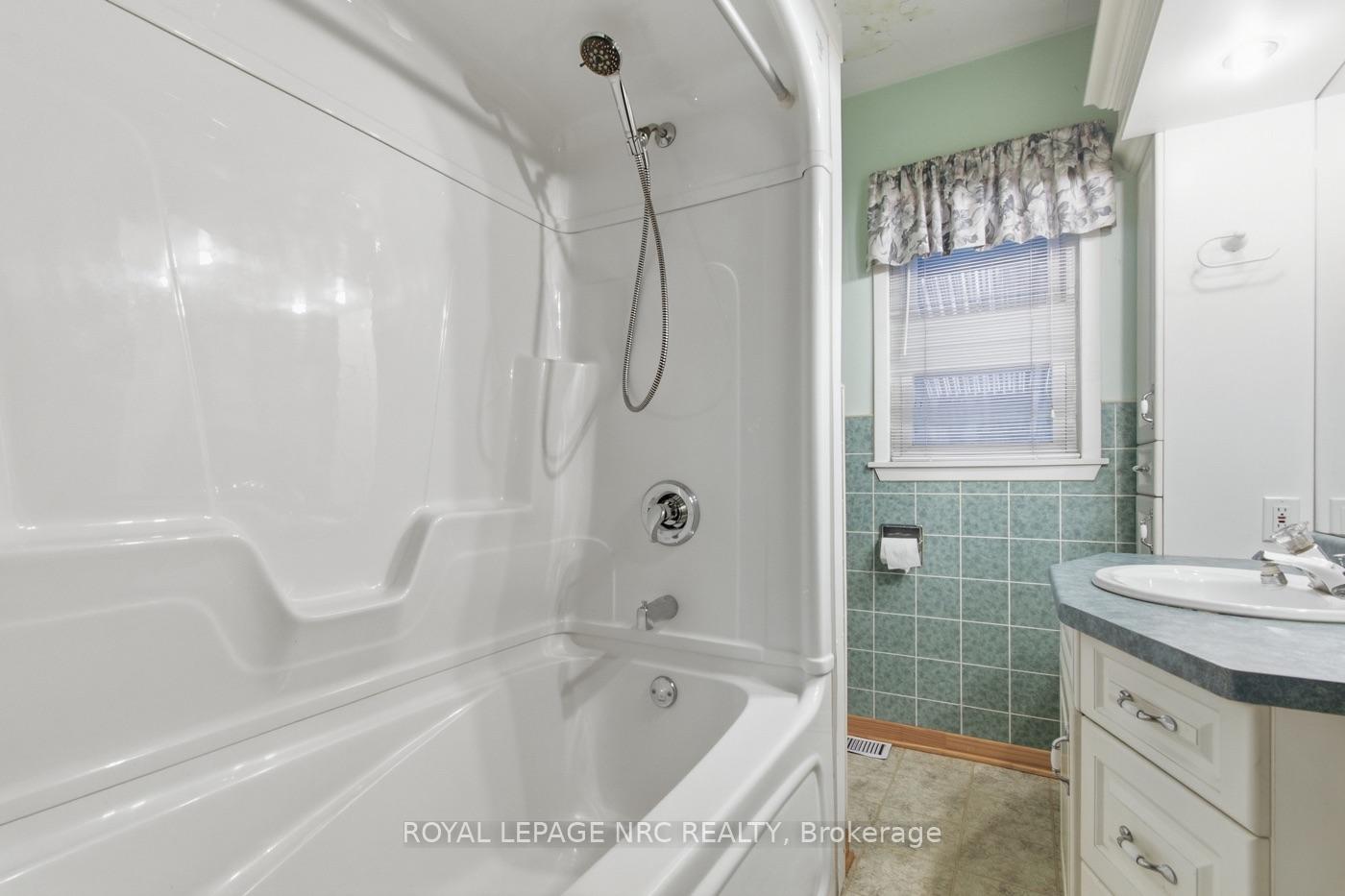 Photo 13 of 65 Golden Boulevard W, Welland, Lincoln/Crowland — HOMEH