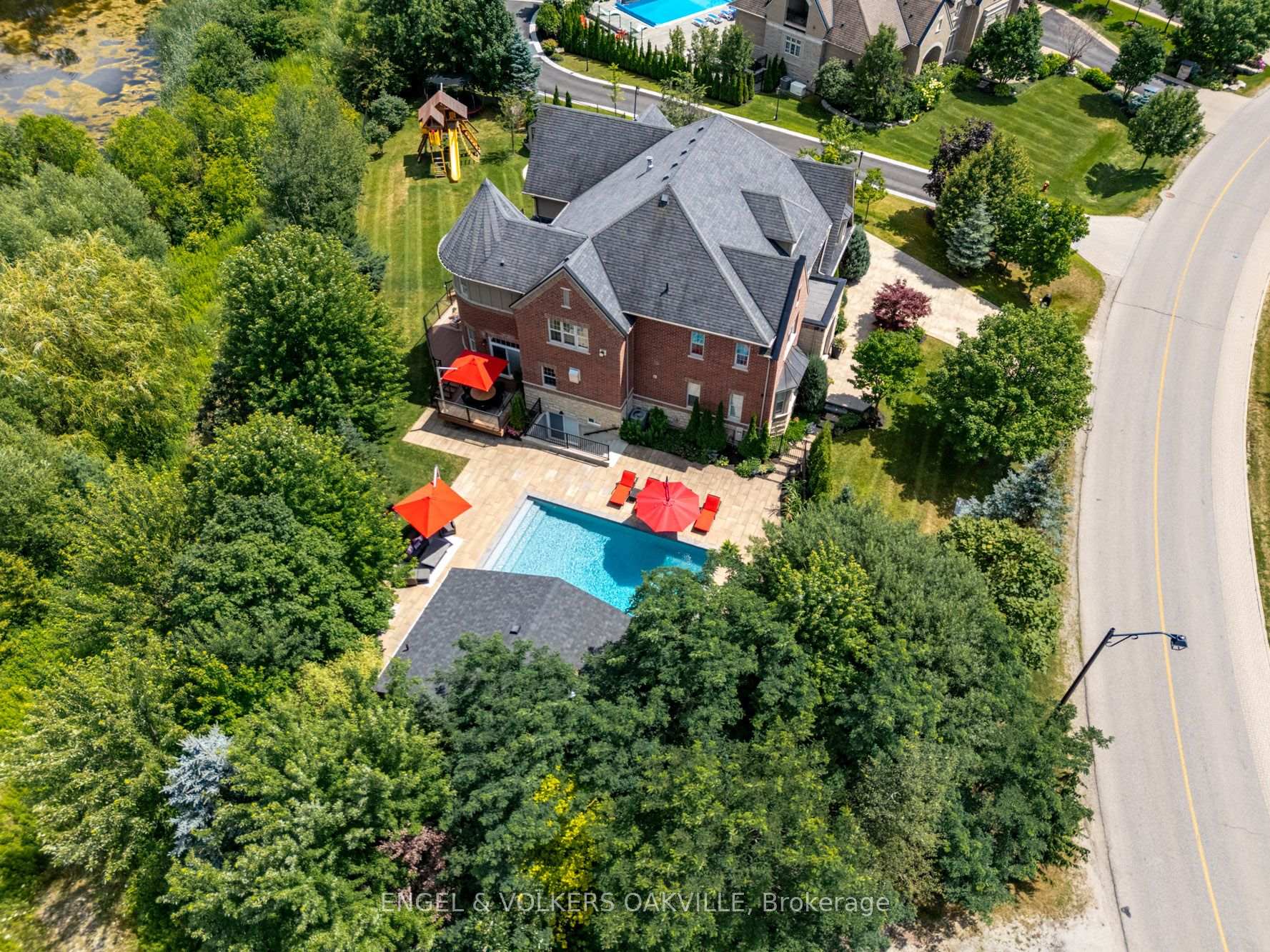 Photo 2 of 33 Barraclough Boulevard, Halton Hills, Rural Halton Hills — HOMEH