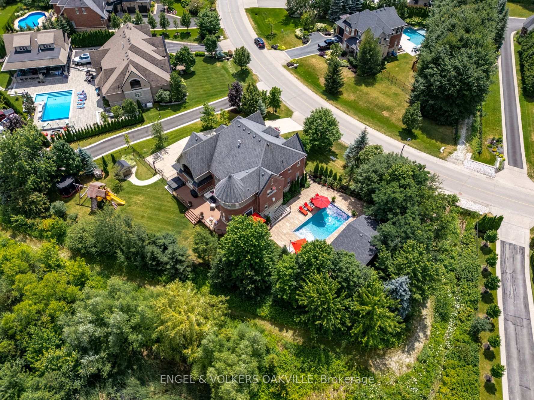 Photo 3 of 33 Barraclough Boulevard, Halton Hills, Rural Halton Hills — HOMEH