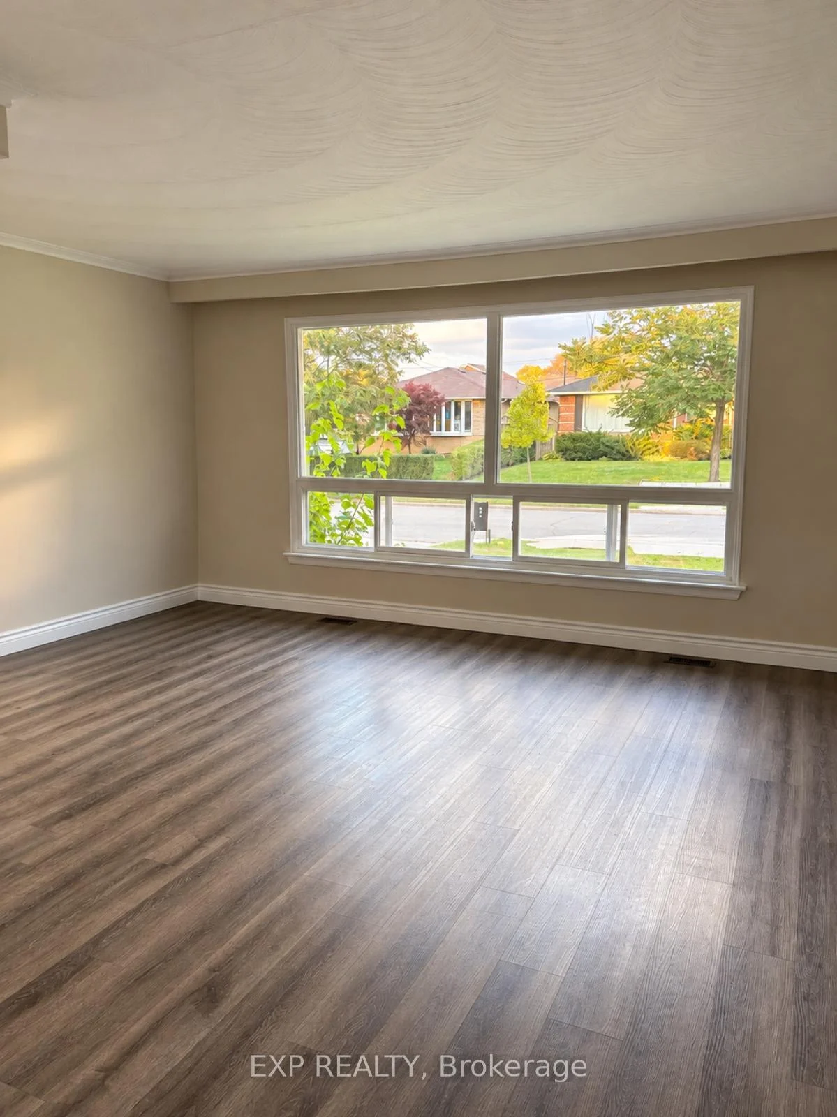 Photo 3 of 24 Cora Crescent, Scarborough, Bendale — HOMEH