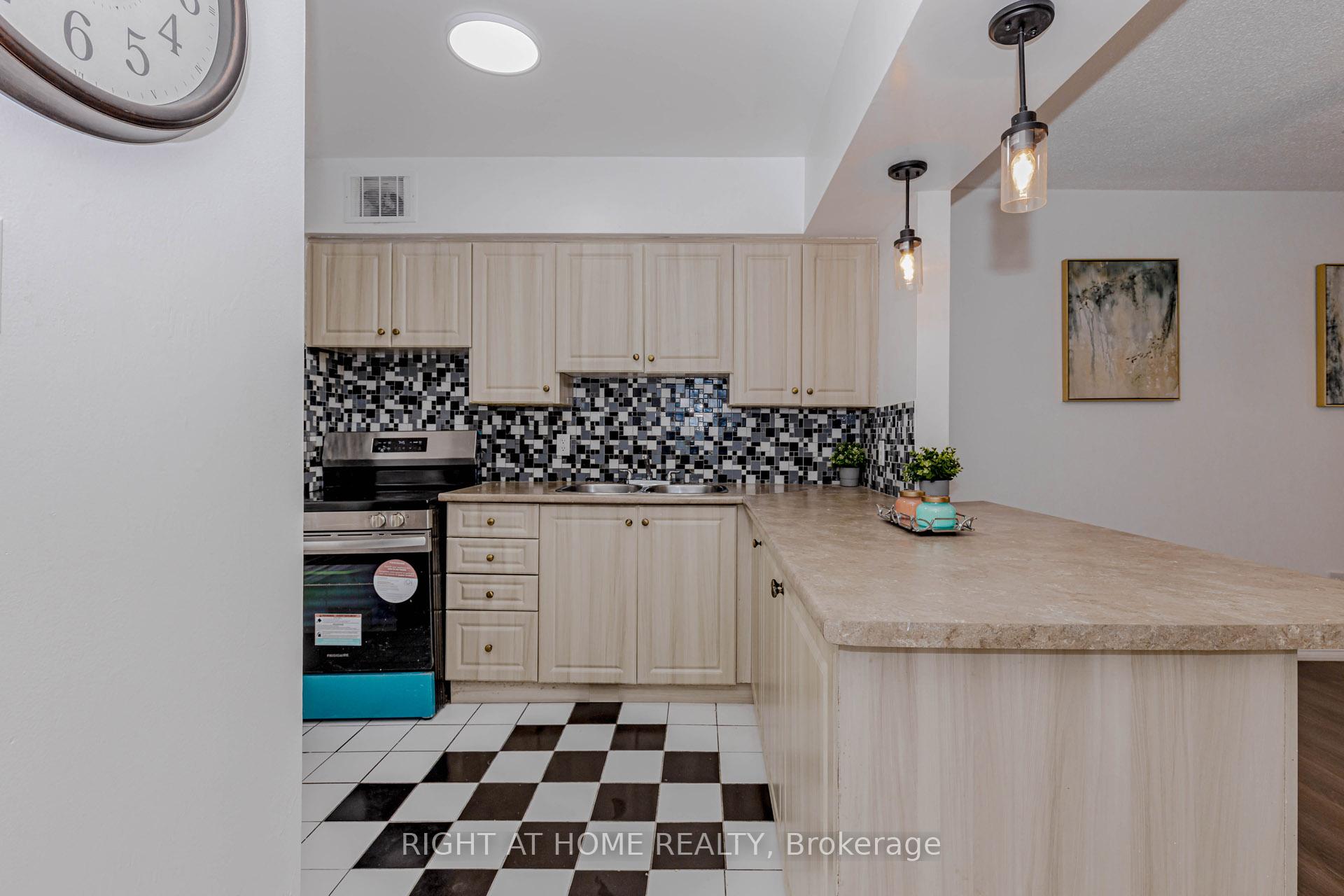 Photo 18 of Unit 3, 40 Rexdale Boulevard, Etobicoke, Rexdale-Kipling — HOMEH