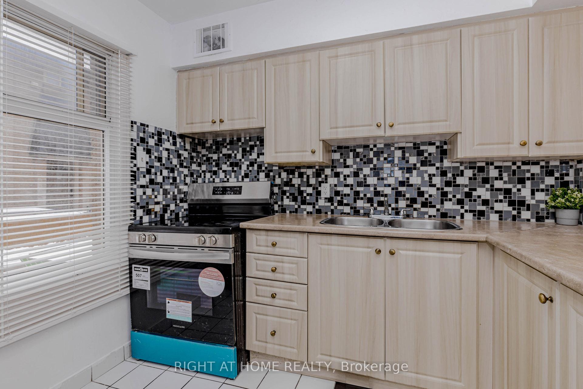 Photo 8 of Unit 3, 40 Rexdale Boulevard, Etobicoke, Rexdale-Kipling — HOMEH