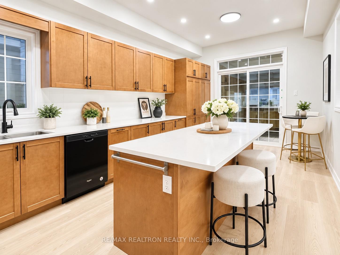 Photo 23 of 405 Lauderdale Drive, Vaughan, Patterson — HOMEH