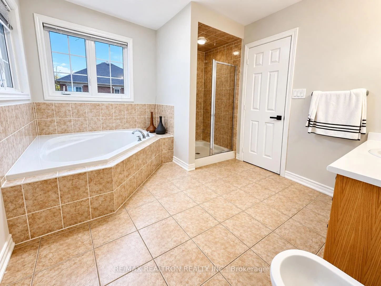 Photo 37 of 405 Lauderdale Drive, Vaughan, Patterson — HOMEH