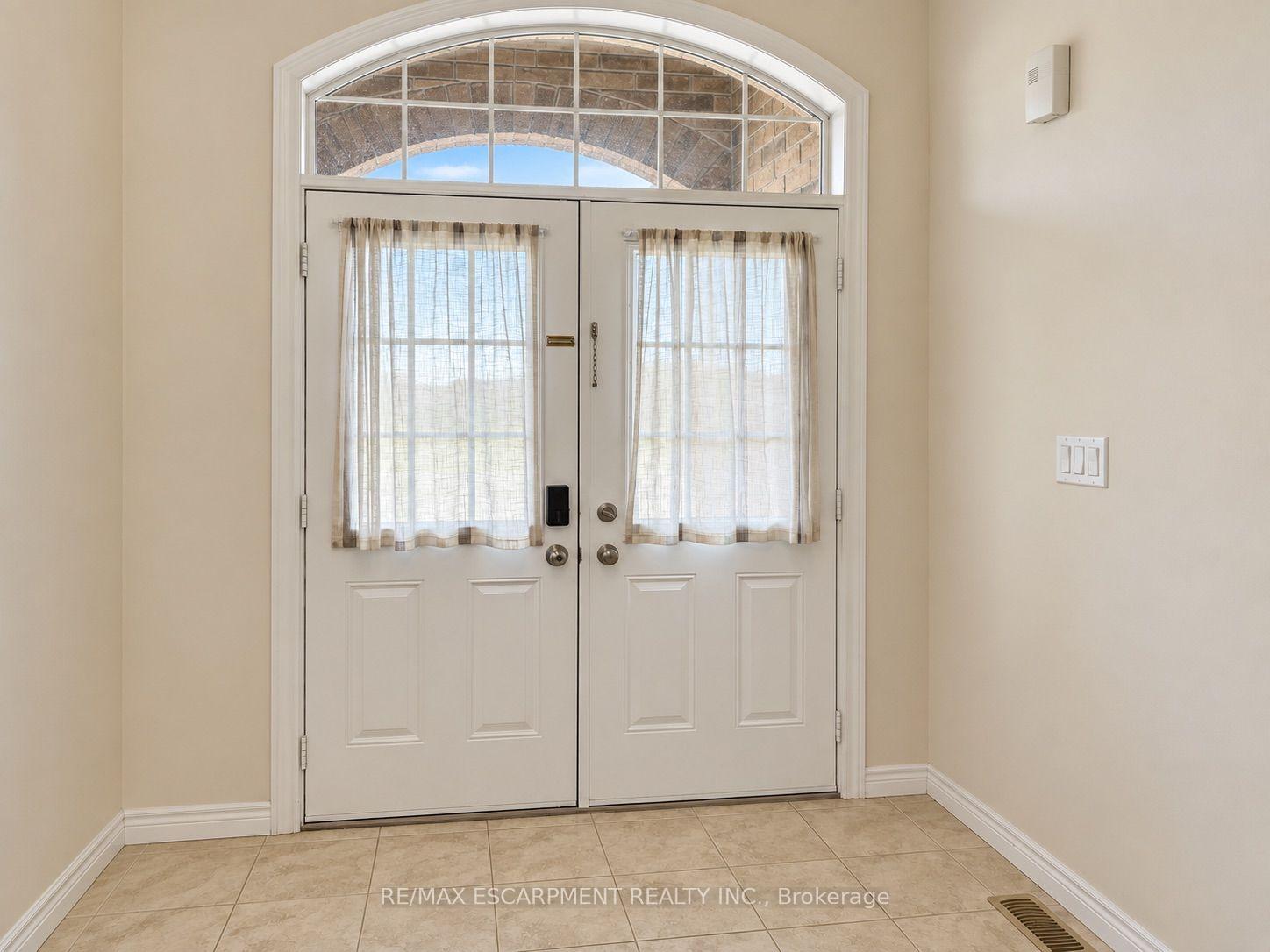 Photo 4 of 81 Bellagio Avenue, Hamilton, Stoney Creek — HOMEH