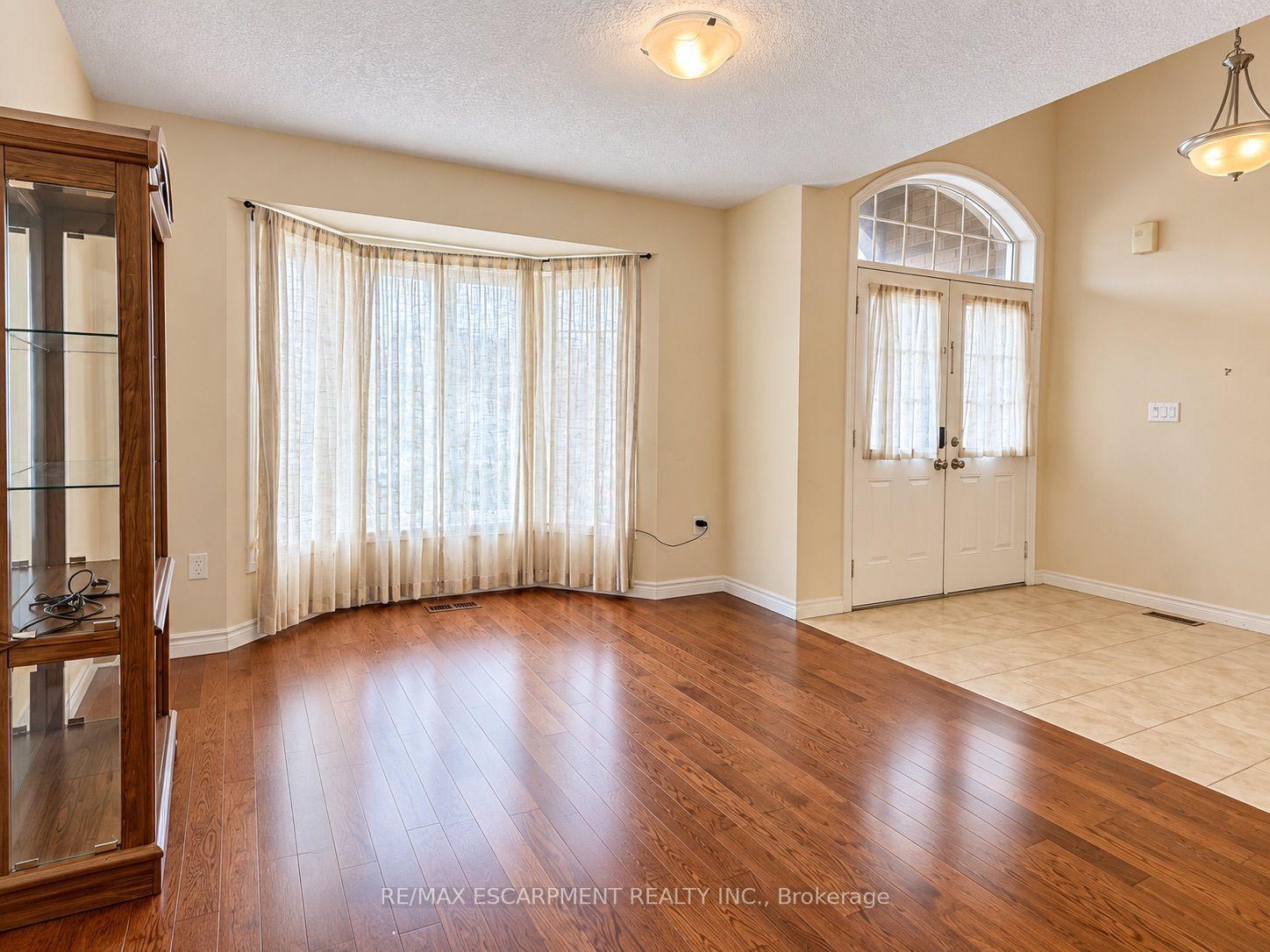 Photo 8 of 81 Bellagio Avenue, Hamilton, Stoney Creek — HOMEH