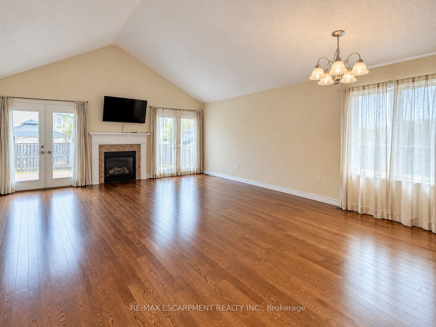 Photo 10 of 81 Bellagio Avenue, Hamilton, Stoney Creek — HOMEH