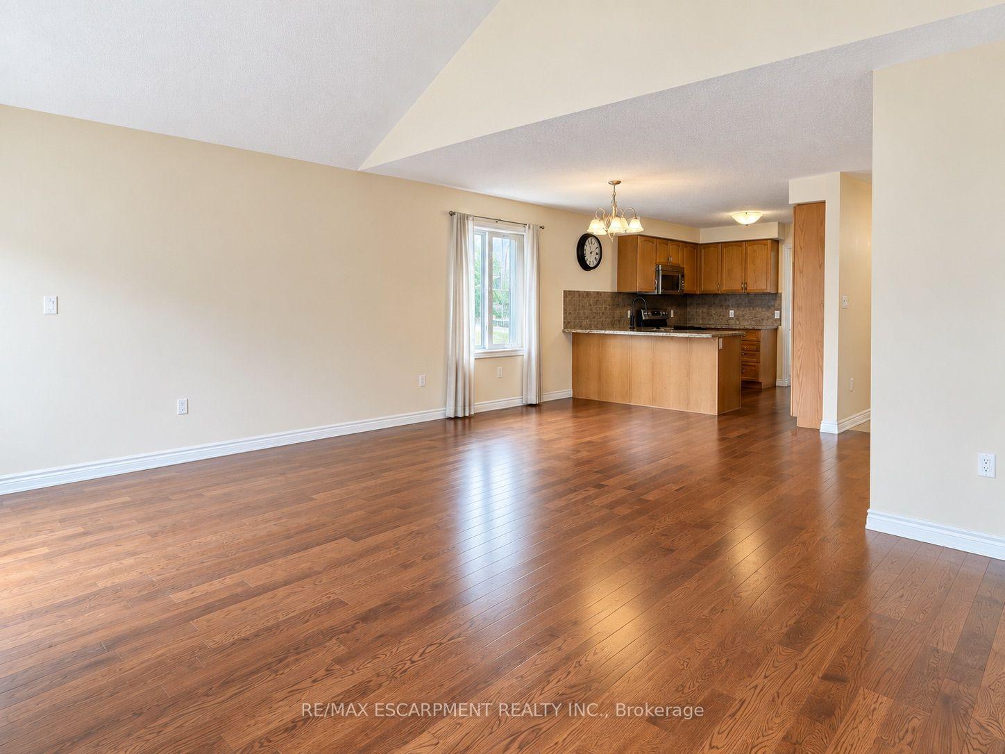Photo 13 of 81 Bellagio Avenue, Hamilton, Stoney Creek — HOMEH