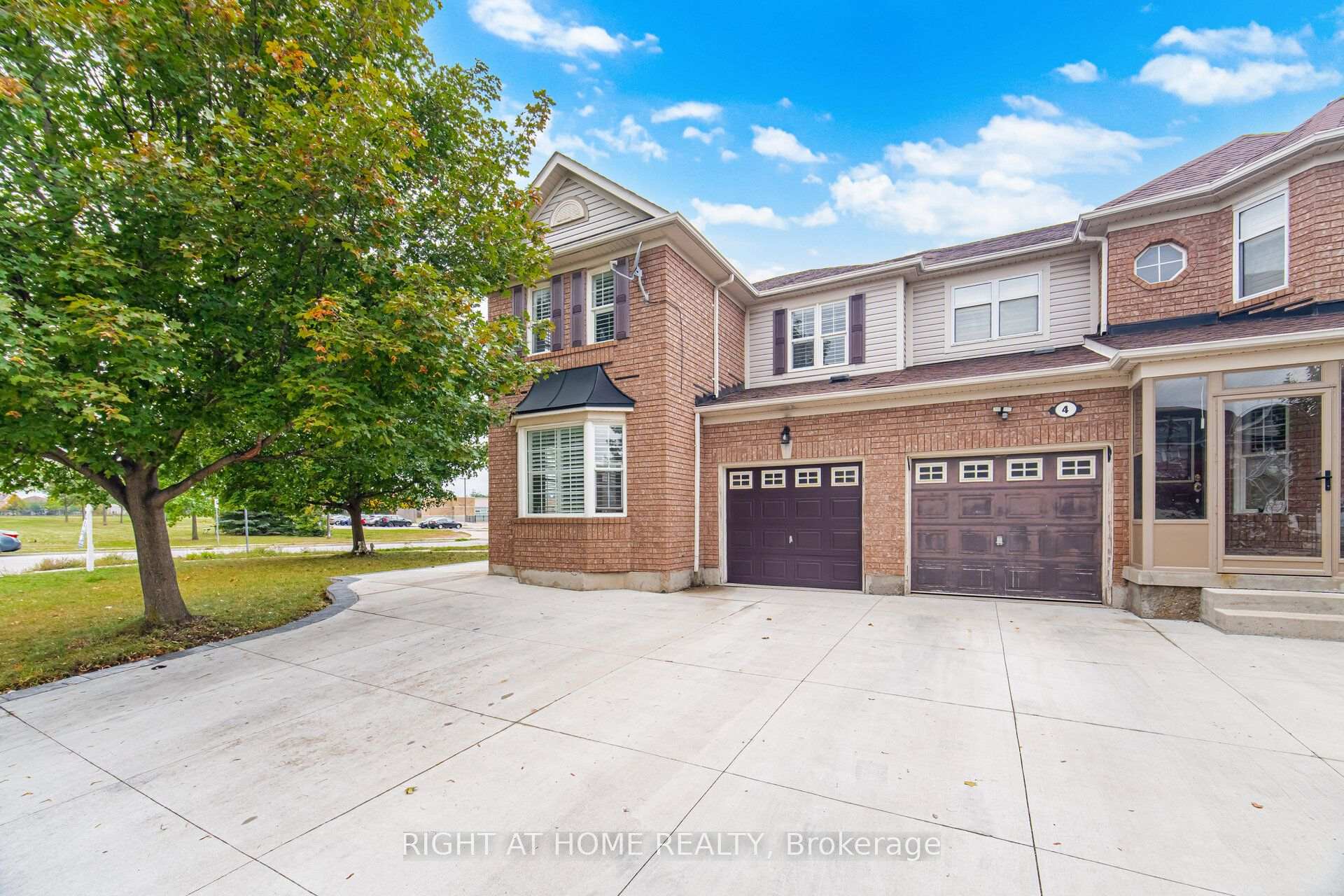 Photo 4 of 355 Brisdale Drive, Brampton, Fletcher's Meadow — HOMEH