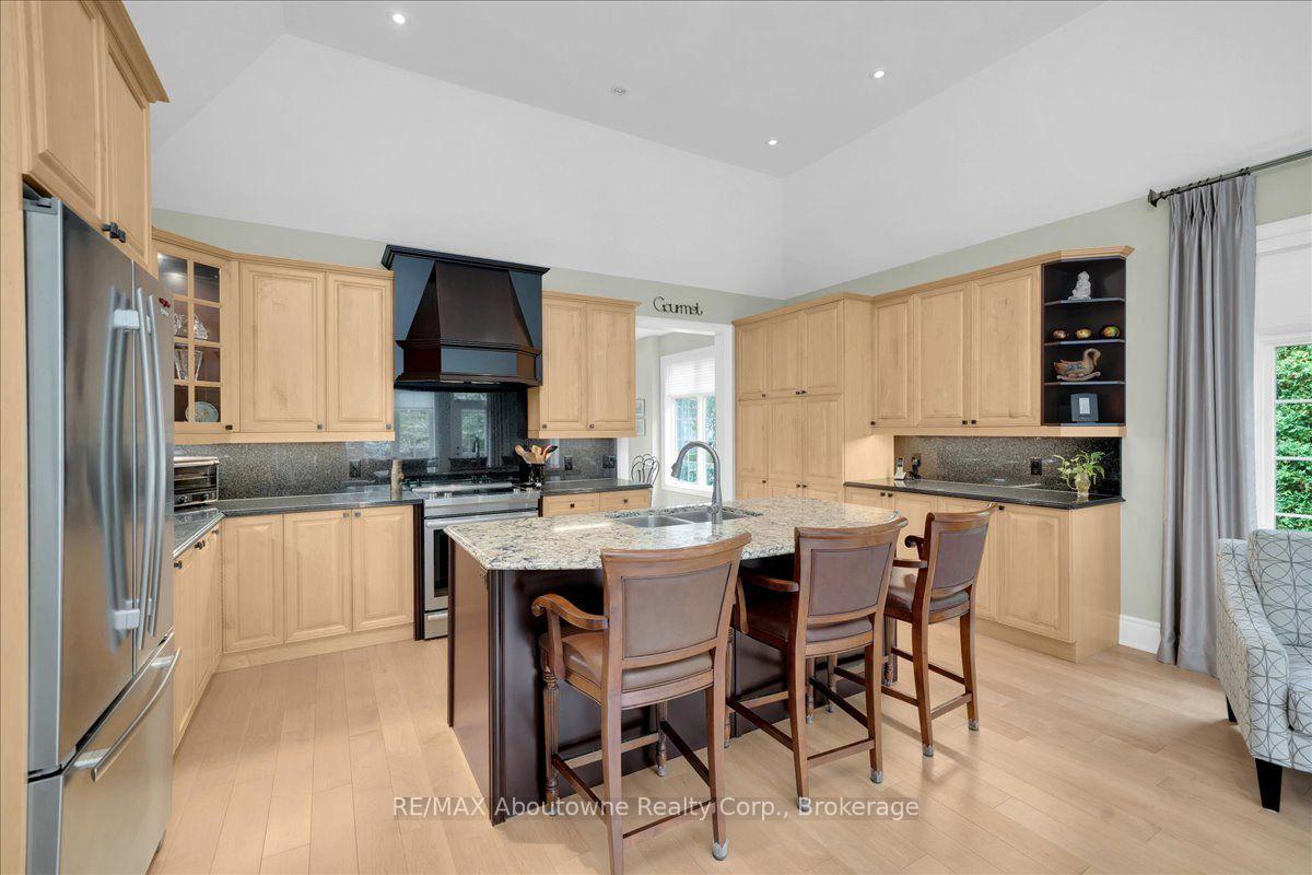 Photo 10 of 710 Hidden Grove Lane, Mississauga, Lorne Park — HOMEH