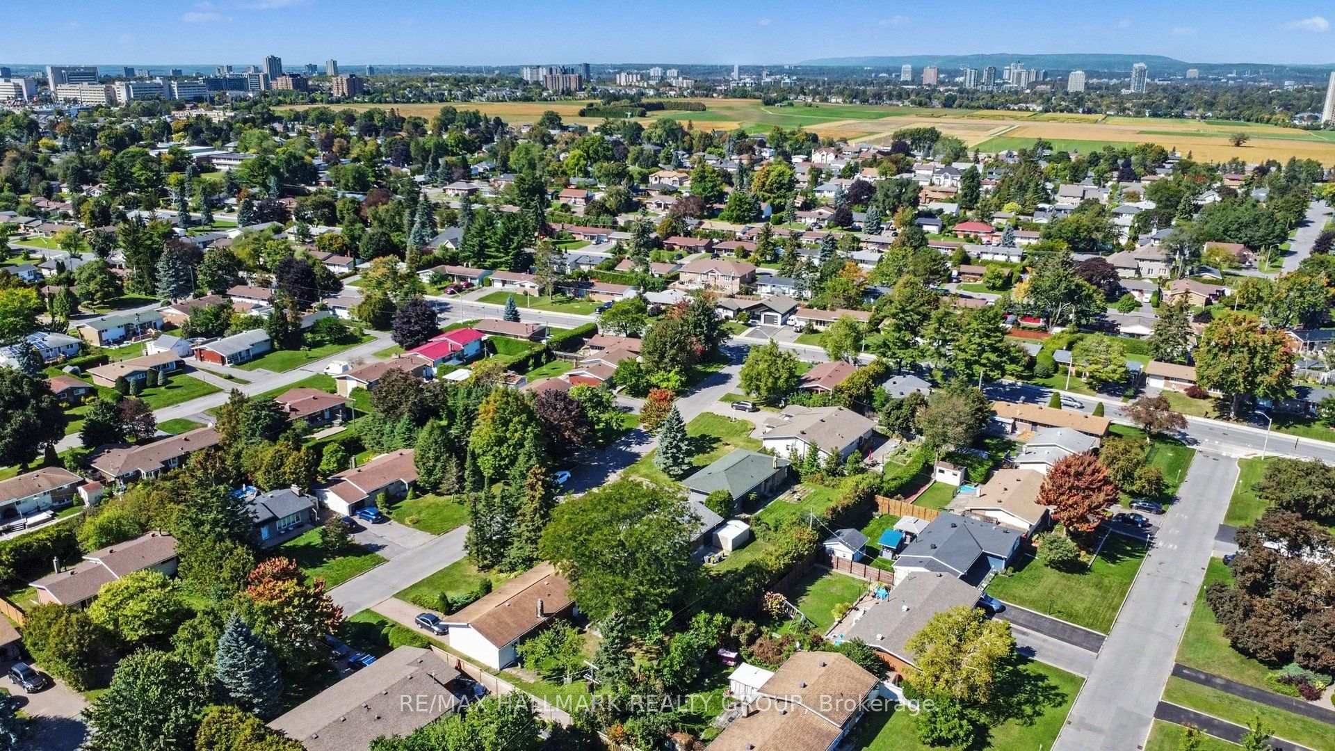 Photo 38 of 7 Attwood Crescent, Ottawa, City View/Skyline/Fisher Heights/Parkwood Hills — HOMEH