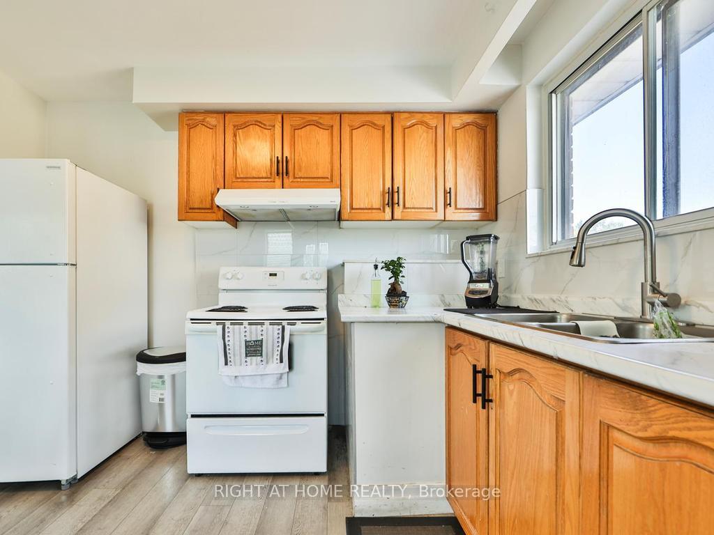 Photo 12 of 3174 Weston Road, North York, Humbermede — HOMEH