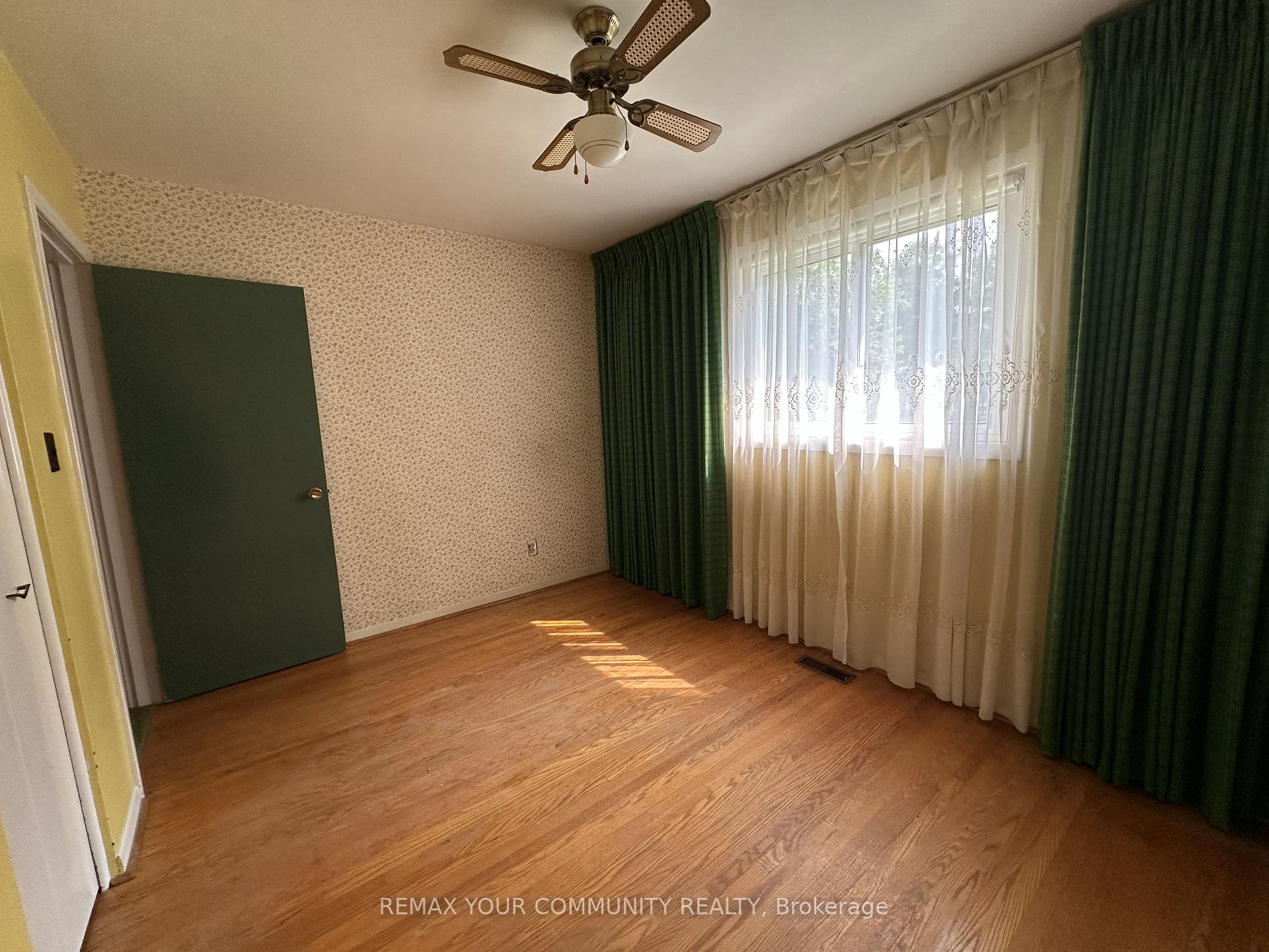 Photo 16 of 15 Resolution Crescent, North York, Hillcrest Village — HOMEH