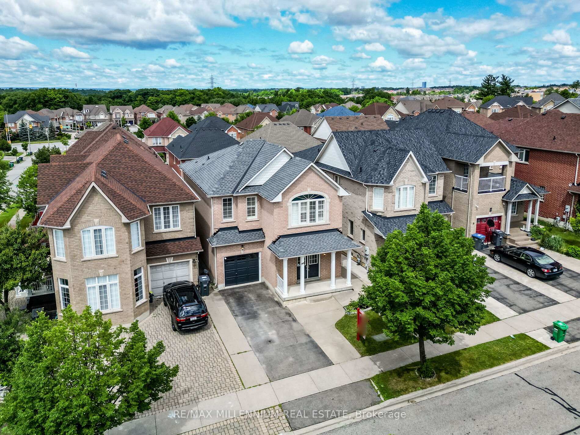 Photo 3 of 172 Pefferlaw Circle, Brampton, Bram West — HOMEH
