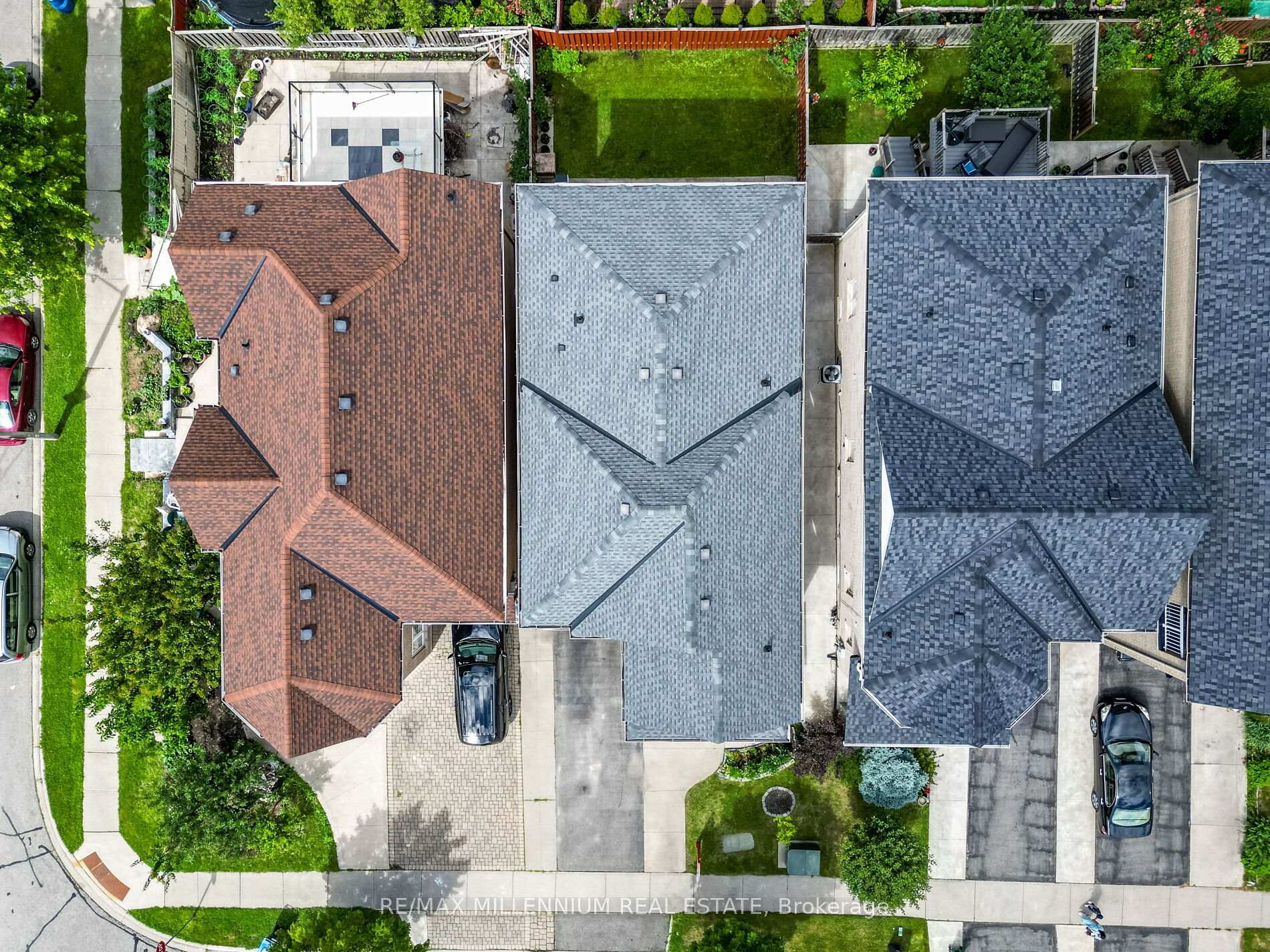 Photo 4 of 172 Pefferlaw Circle, Brampton, Bram West — HOMEH