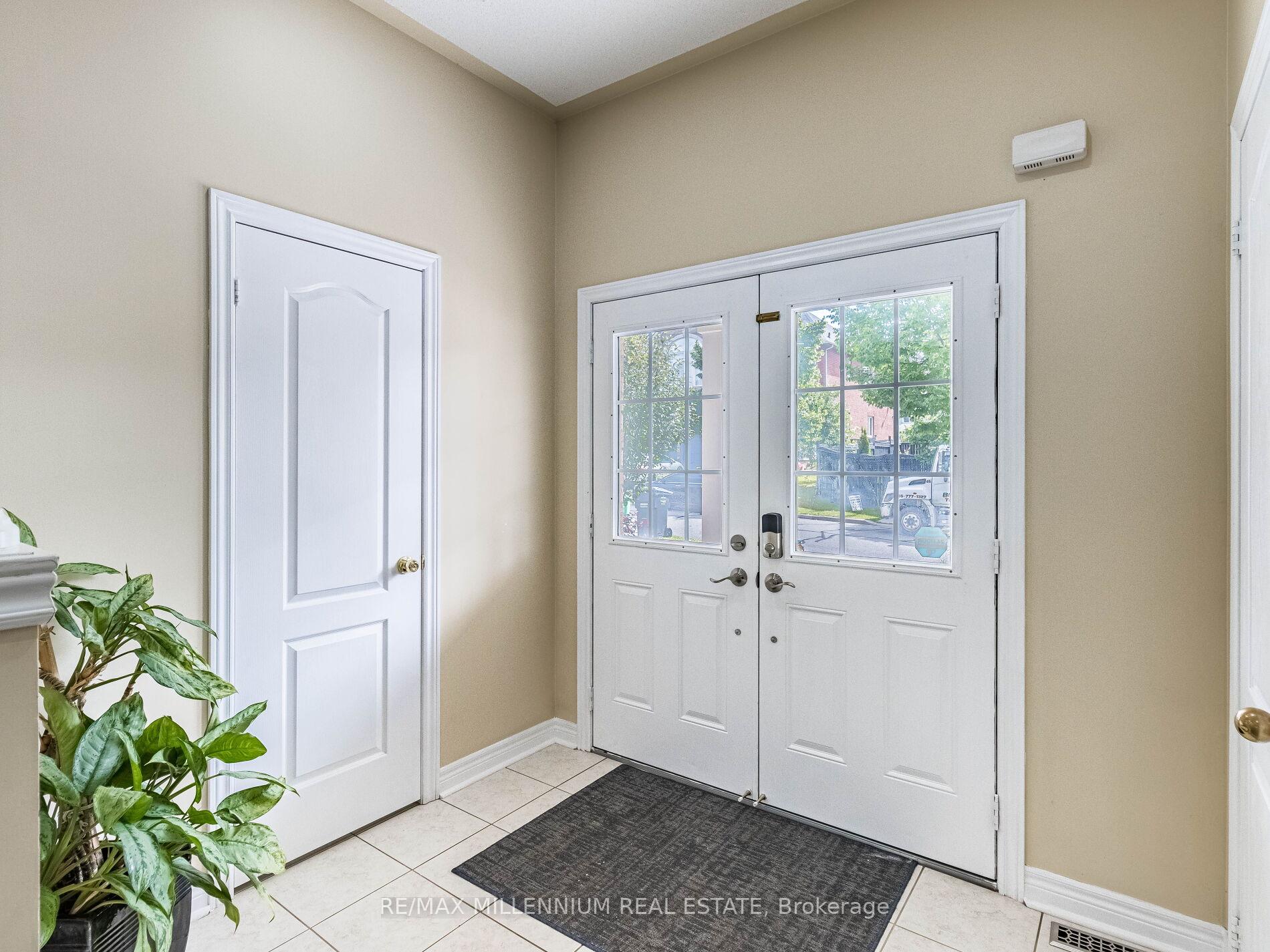 Photo 5 of 172 Pefferlaw Circle, Brampton, Bram West — HOMEH