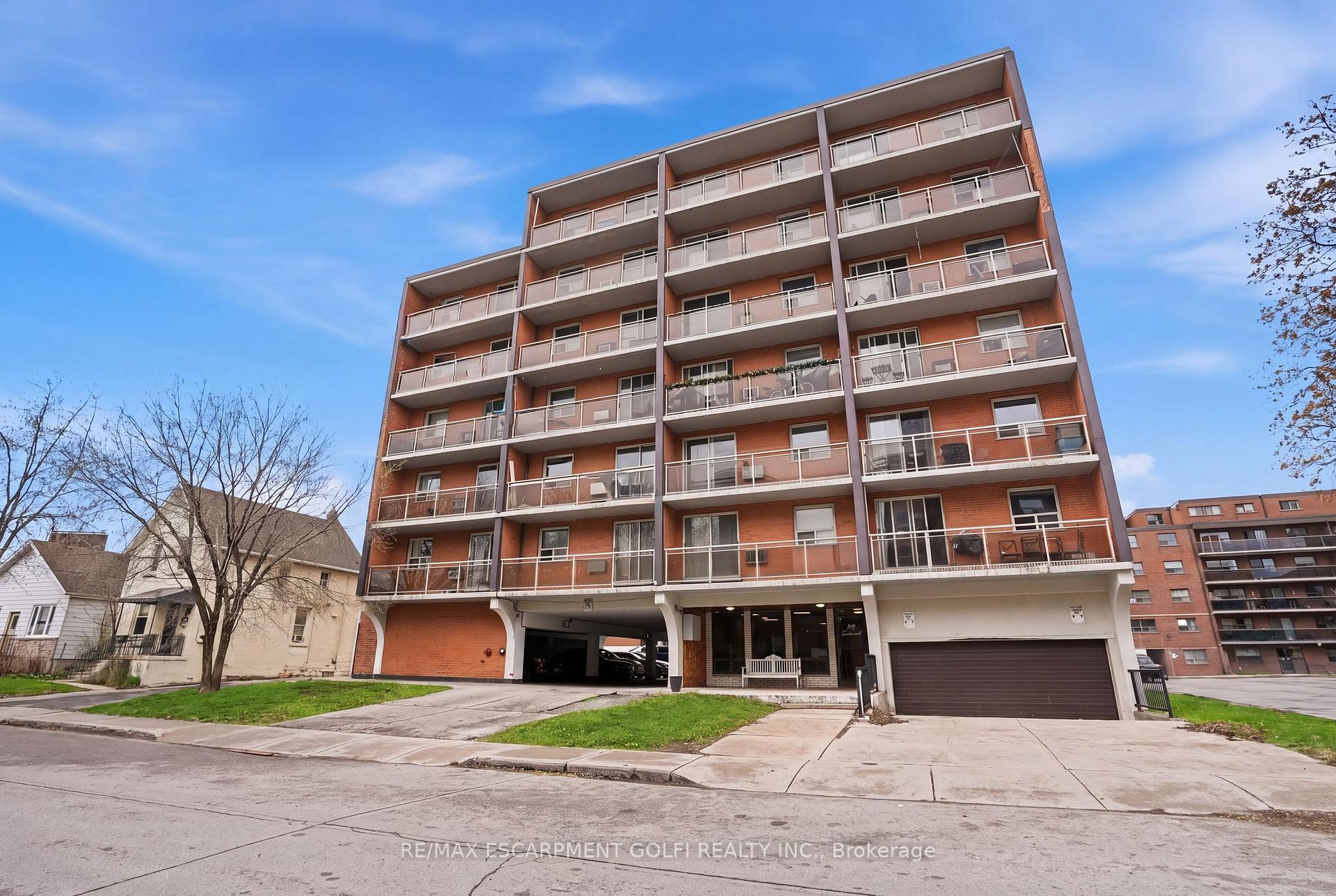 Photo 2 of Unit 303, 30 Summit Abbey, Hamilton, Eastmount — HOMEH