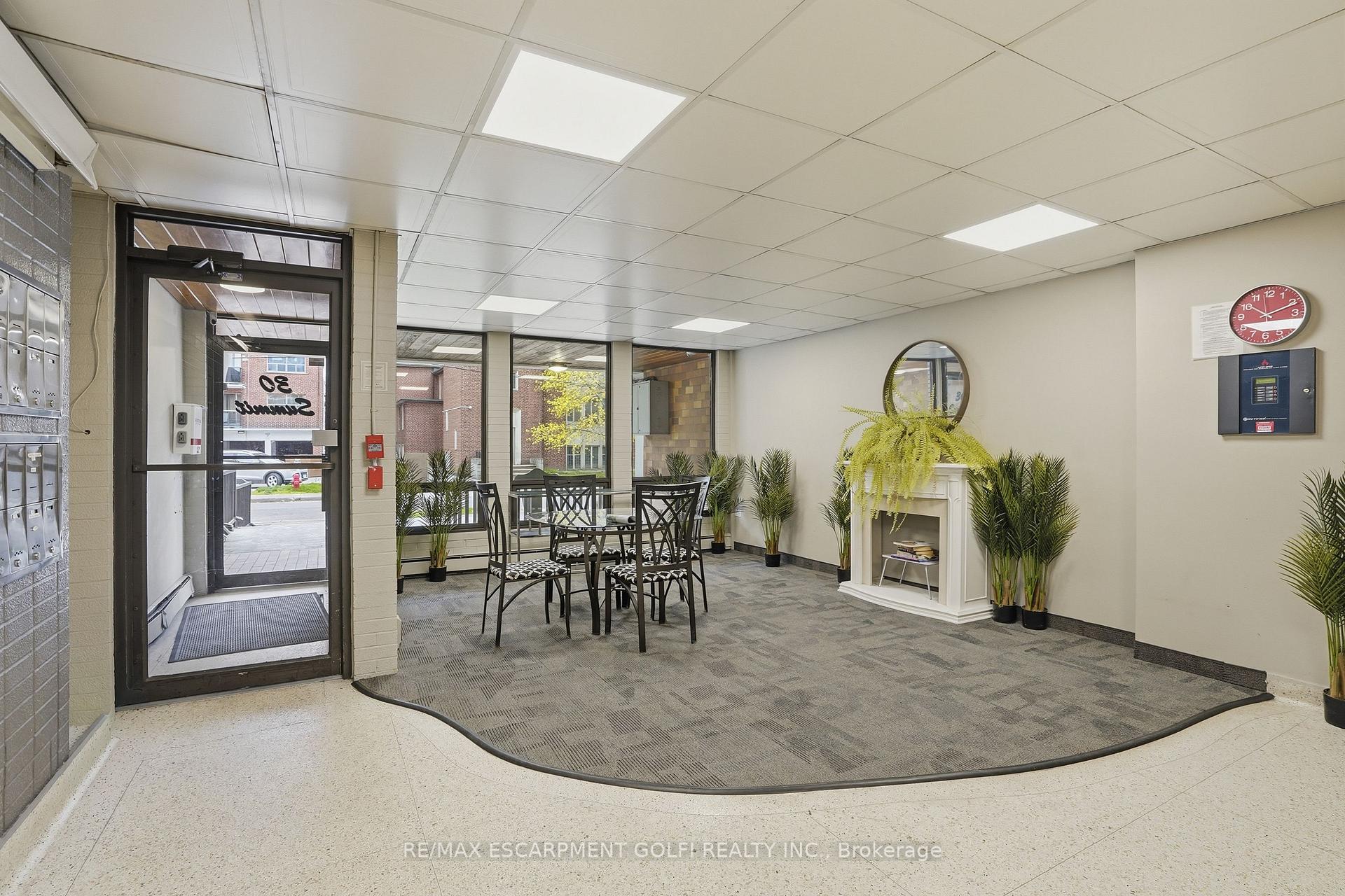 Photo 4 of Unit 303, 30 Summit Abbey, Hamilton, Eastmount — HOMEH