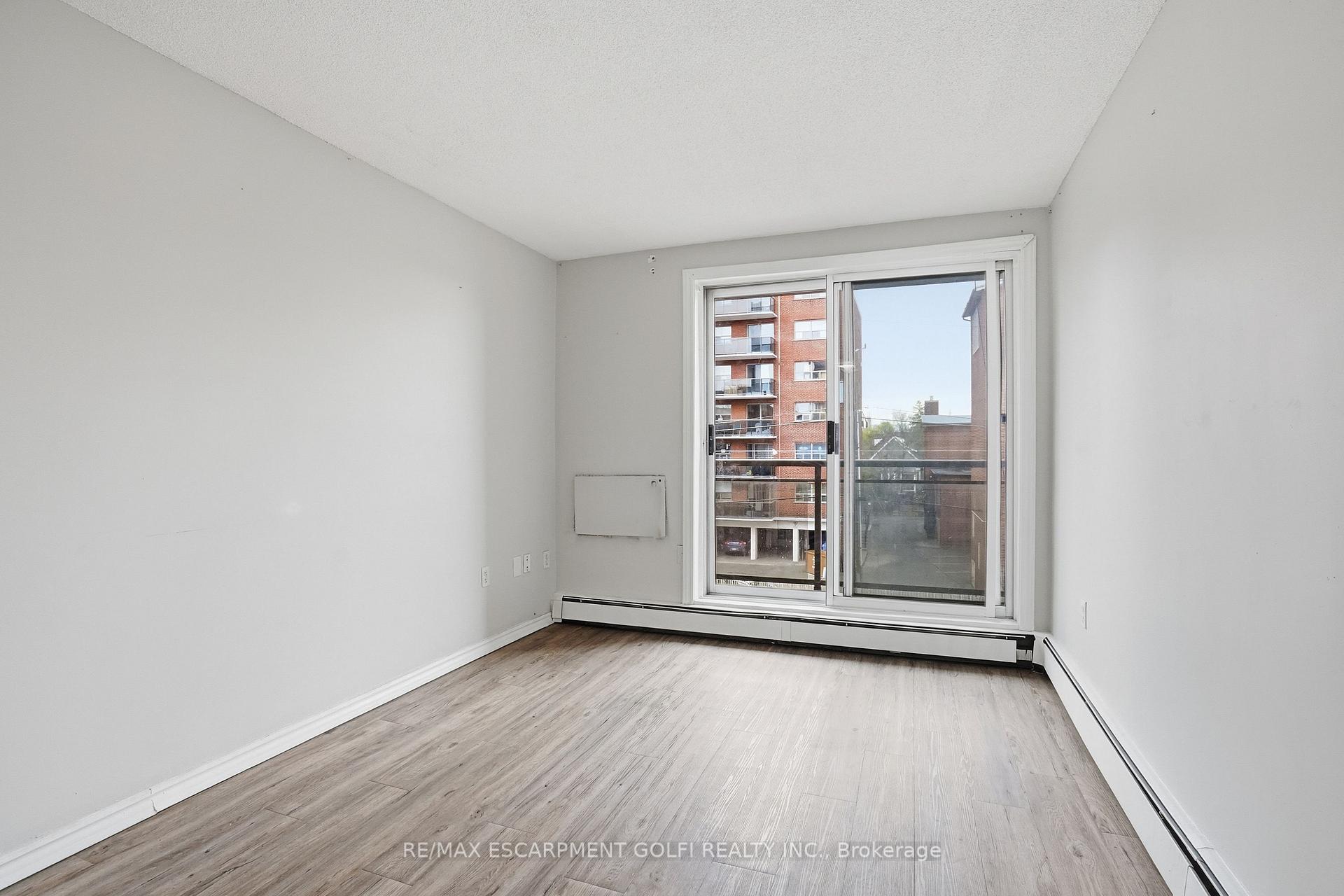 Photo 13 of Unit 303, 30 Summit Abbey, Hamilton, Eastmount — HOMEH