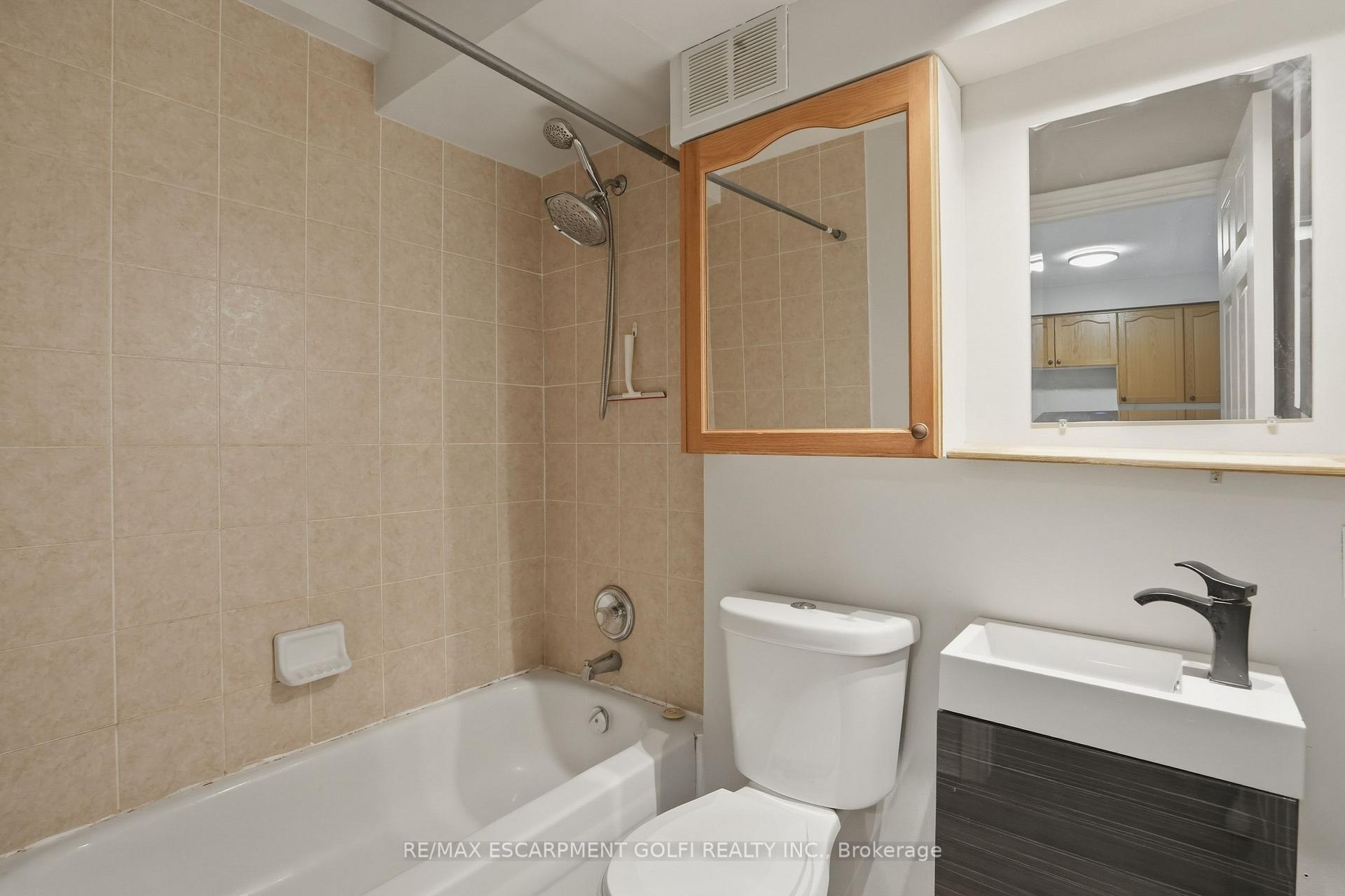 Photo 16 of Unit 303, 30 Summit Abbey, Hamilton, Eastmount — HOMEH