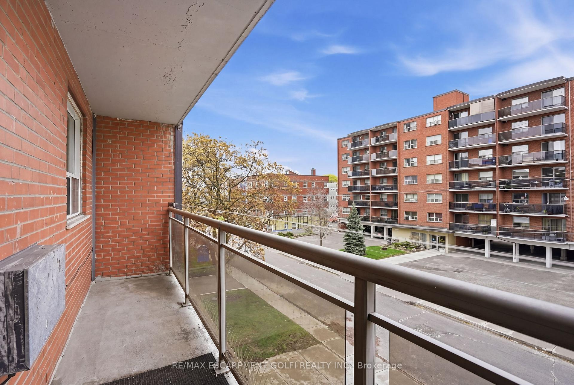Photo 18 of Unit 303, 30 Summit Abbey, Hamilton, Eastmount — HOMEH
